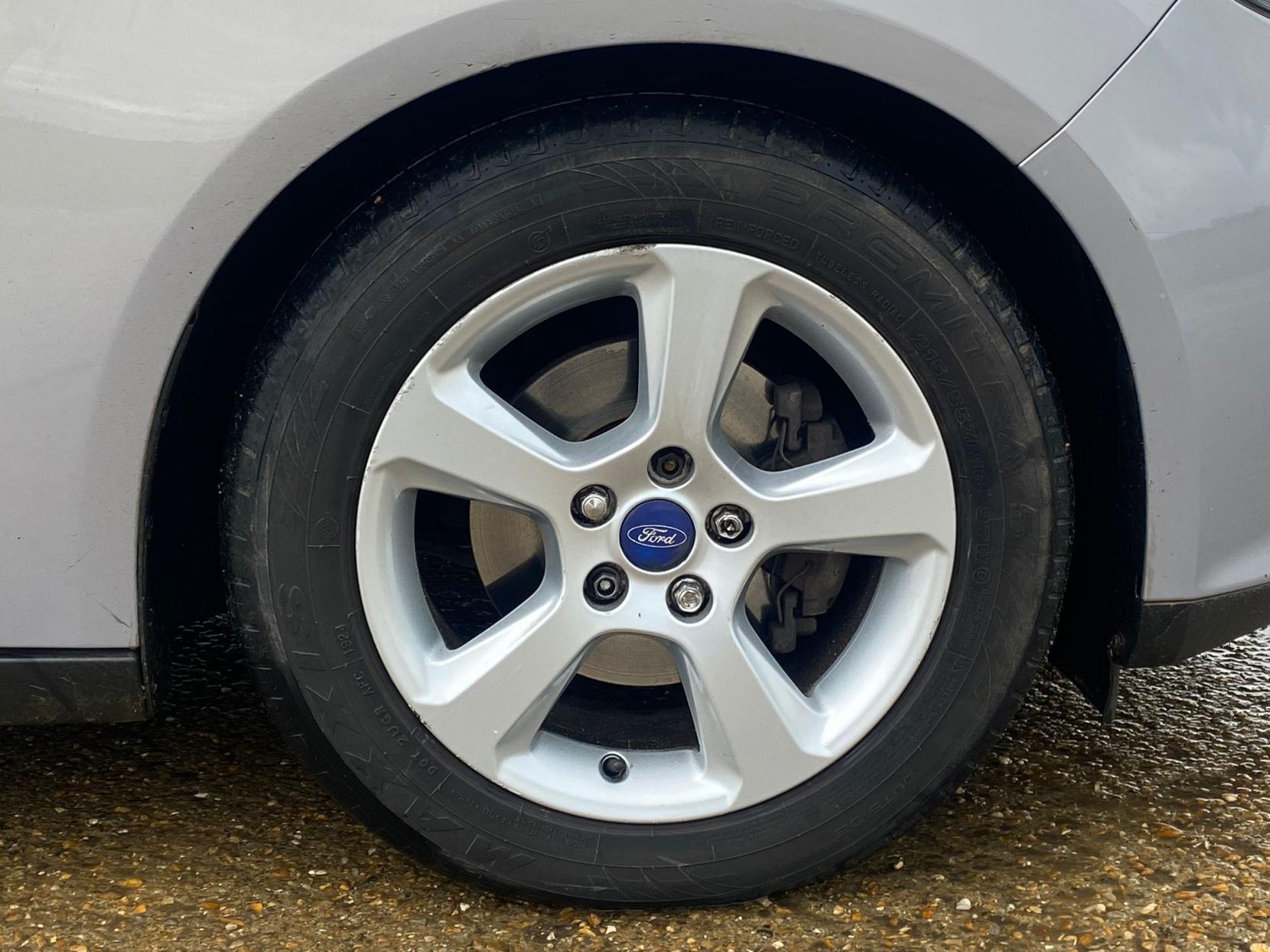 Ford Focus 1.6 TDCi Zetec Navigator Hatchback 5dr Diesel Manual Euro 5 (s/s) (115 ps)