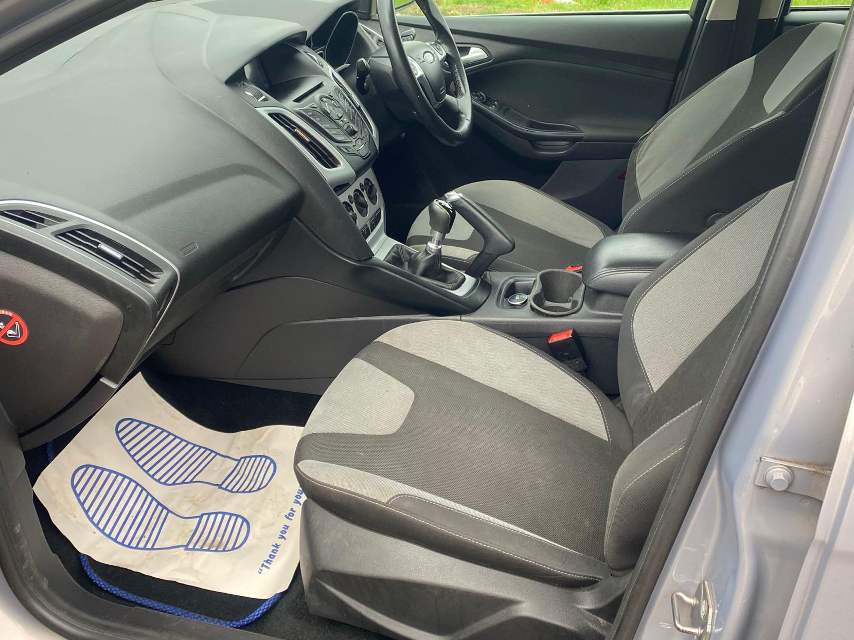 Ford Focus 1.6 TDCi Zetec Navigator Hatchback 5dr Diesel Manual Euro 5 (s/s) (115 ps)