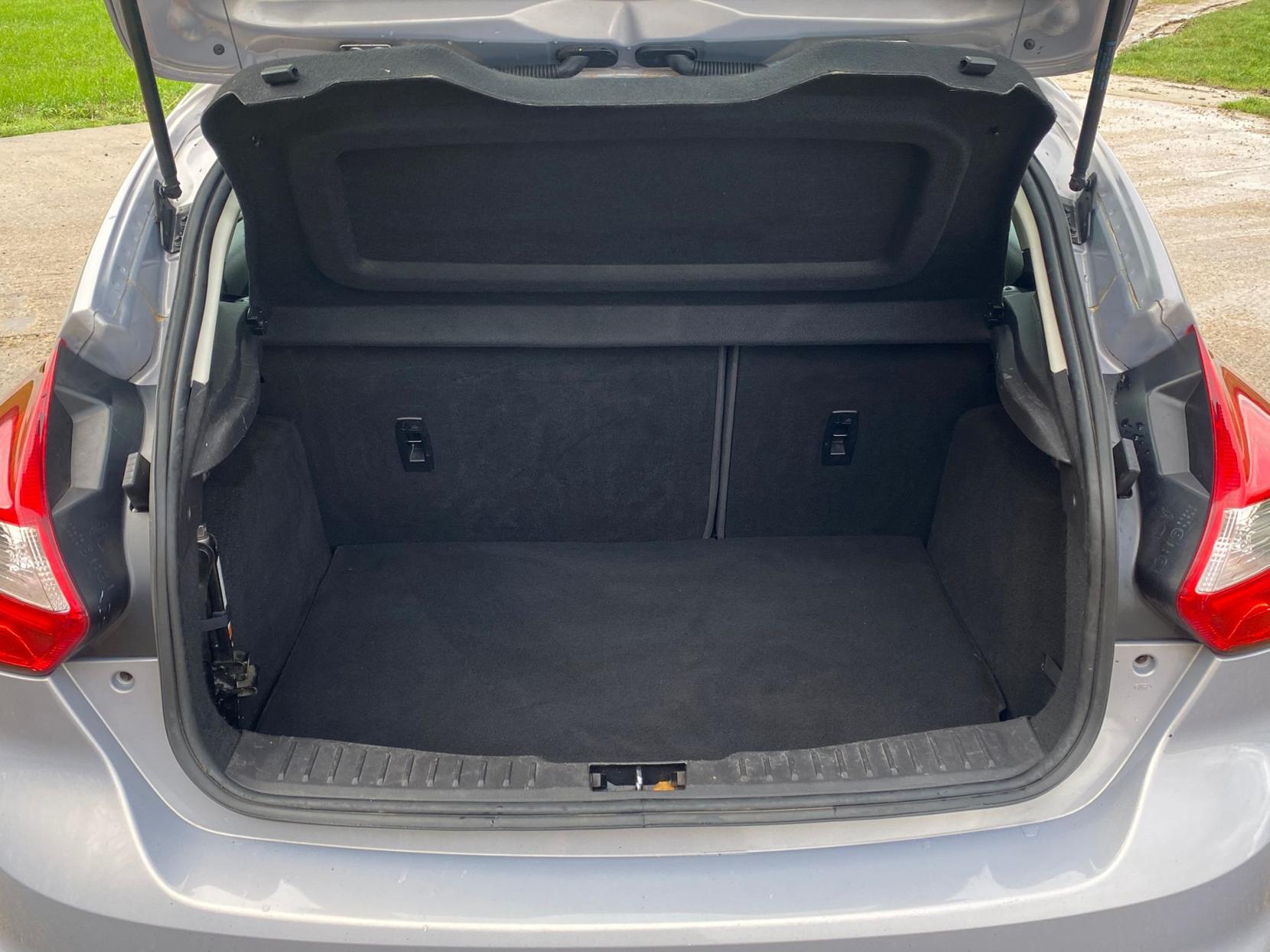 Ford Focus 1.6 TDCi Zetec Navigator Hatchback 5dr Diesel Manual Euro 5 (s/s) (115 ps)