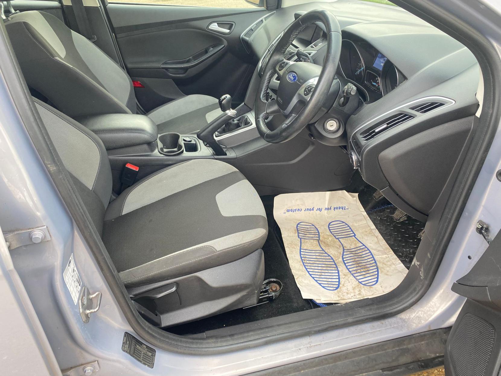 Ford Focus 1.6 TDCi Zetec Navigator Hatchback 5dr Diesel Manual Euro 5 (s/s) (115 ps)