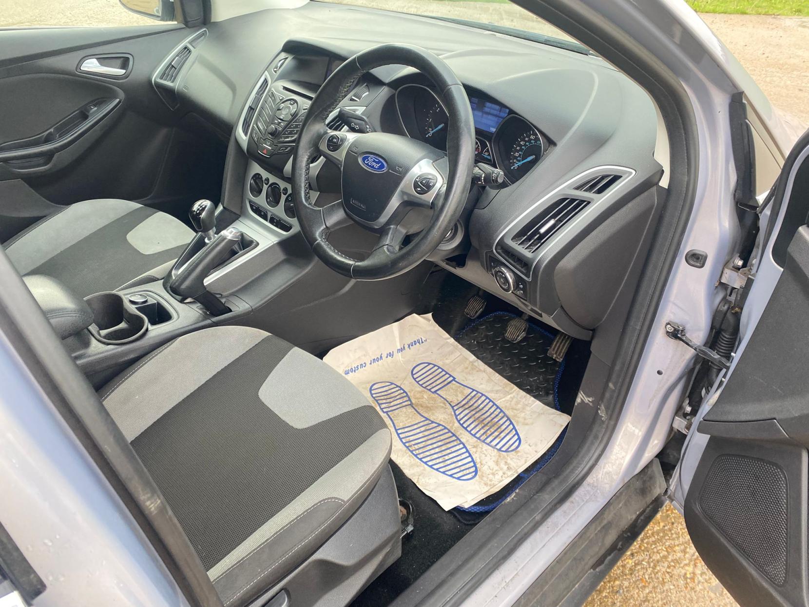 Ford Focus 1.6 TDCi Zetec Navigator Hatchback 5dr Diesel Manual Euro 5 (s/s) (115 ps)