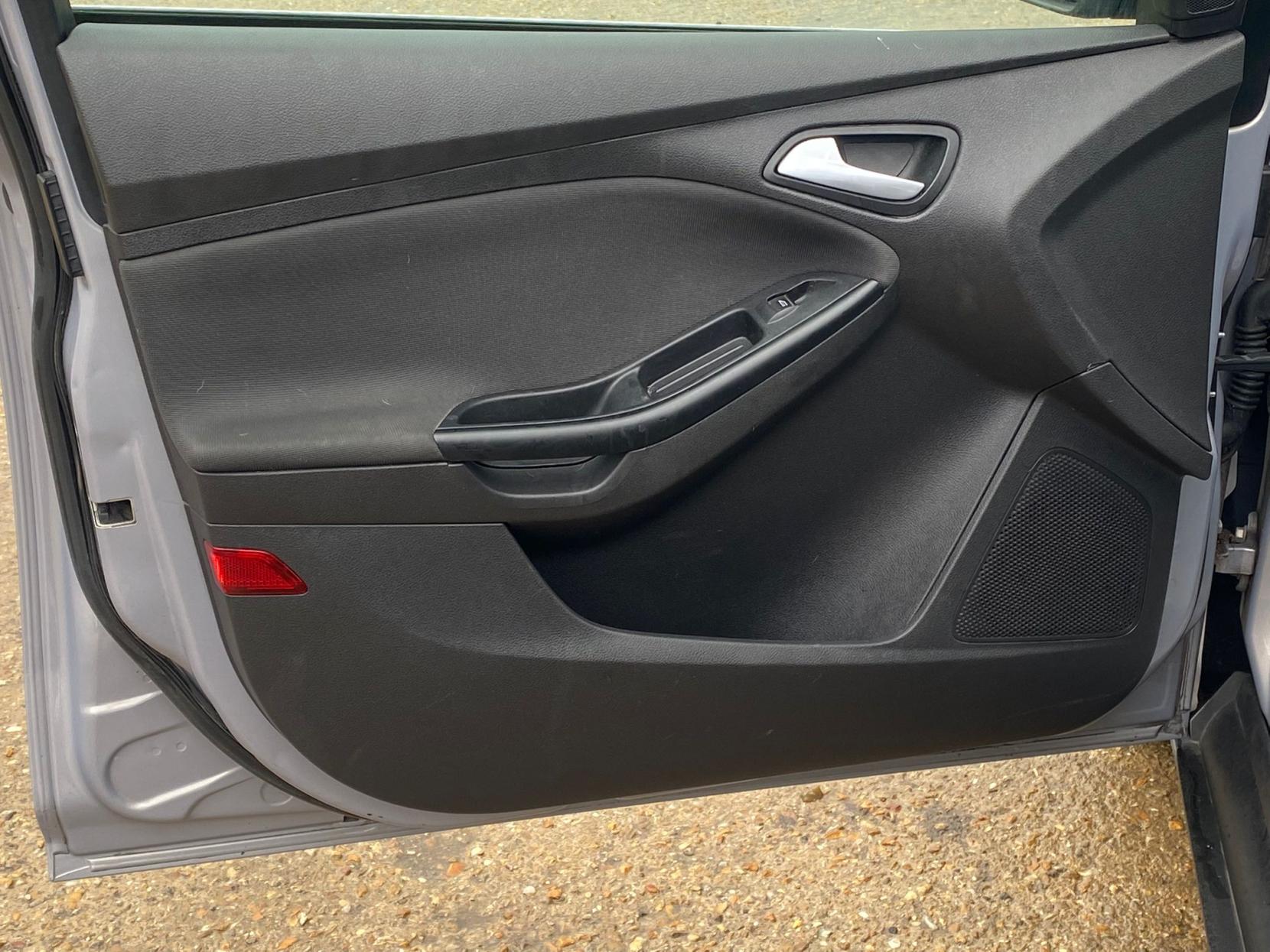 Ford Focus 1.6 TDCi Zetec Navigator Hatchback 5dr Diesel Manual Euro 5 (s/s) (115 ps)