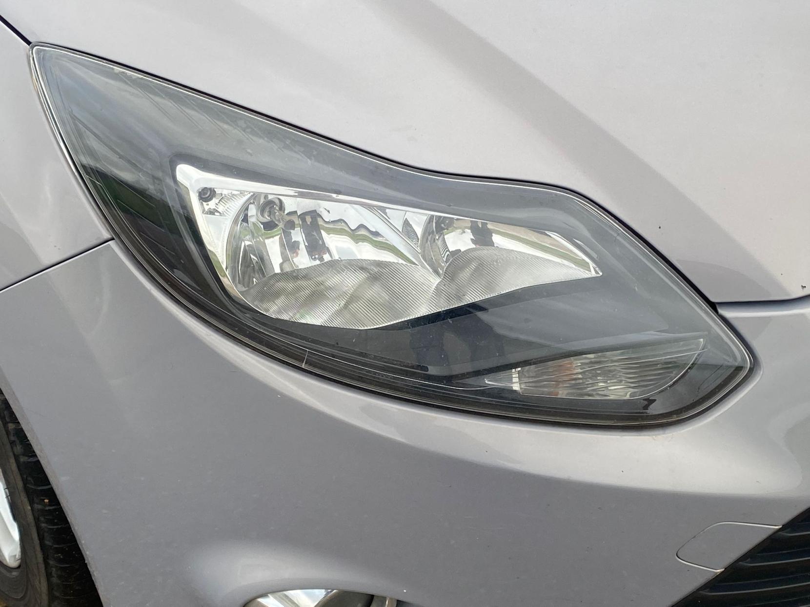 Ford Focus 1.6 TDCi Zetec Navigator Hatchback 5dr Diesel Manual Euro 5 (s/s) (115 ps)