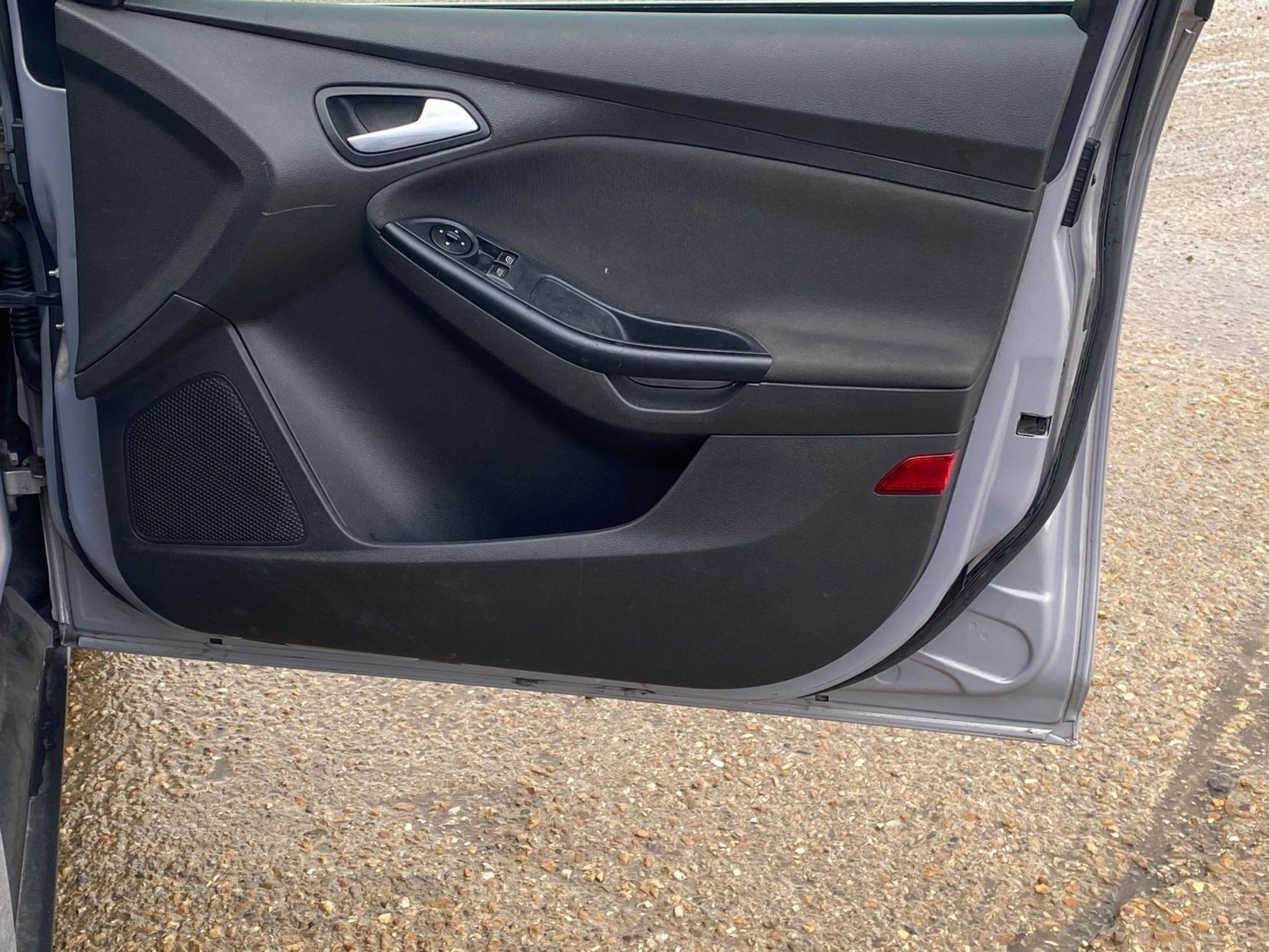 Ford Focus 1.6 TDCi Zetec Navigator Hatchback 5dr Diesel Manual Euro 5 (s/s) (115 ps)