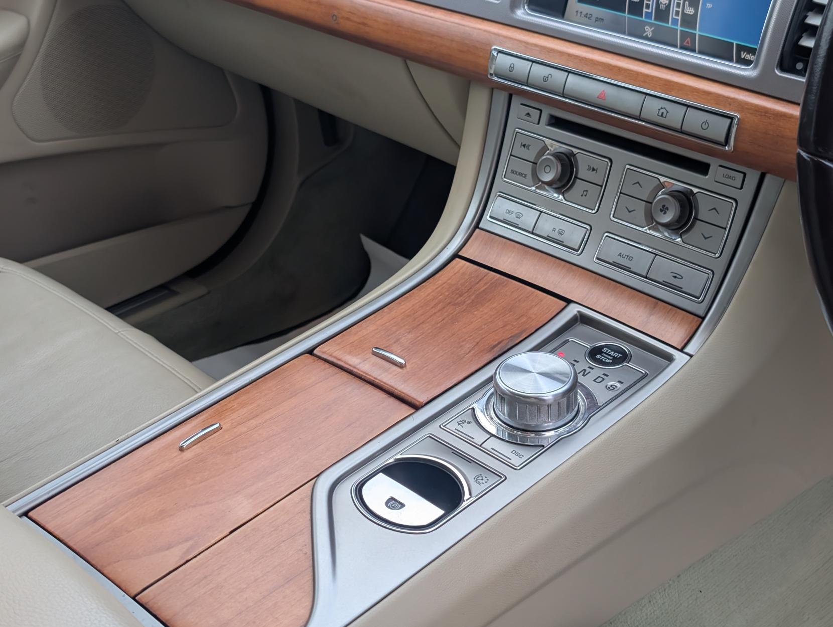 Jaguar XF 3.0 V6 Luxury Saloon 4dr Petrol Auto Euro 4 (238 ps)