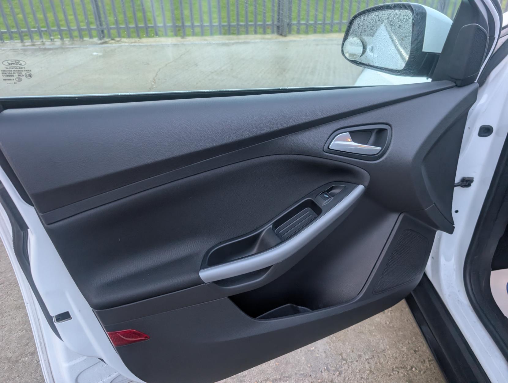 Ford Focus 1.0T EcoBoost Zetec Hatchback 5dr Petrol Manual Euro 6 (s/s) (100 ps)