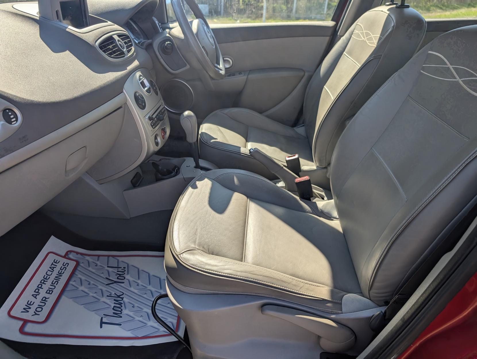 Renault Clio 1.6 VVT Initiale TomTom Hatchback 5dr Petrol Auto Euro 5 (111 ps)