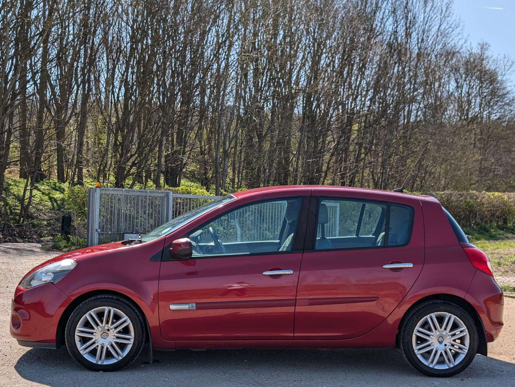 Renault Clio 1.6 VVT Initiale TomTom Hatchback 5dr Petrol Auto Euro 5 (111 ps)