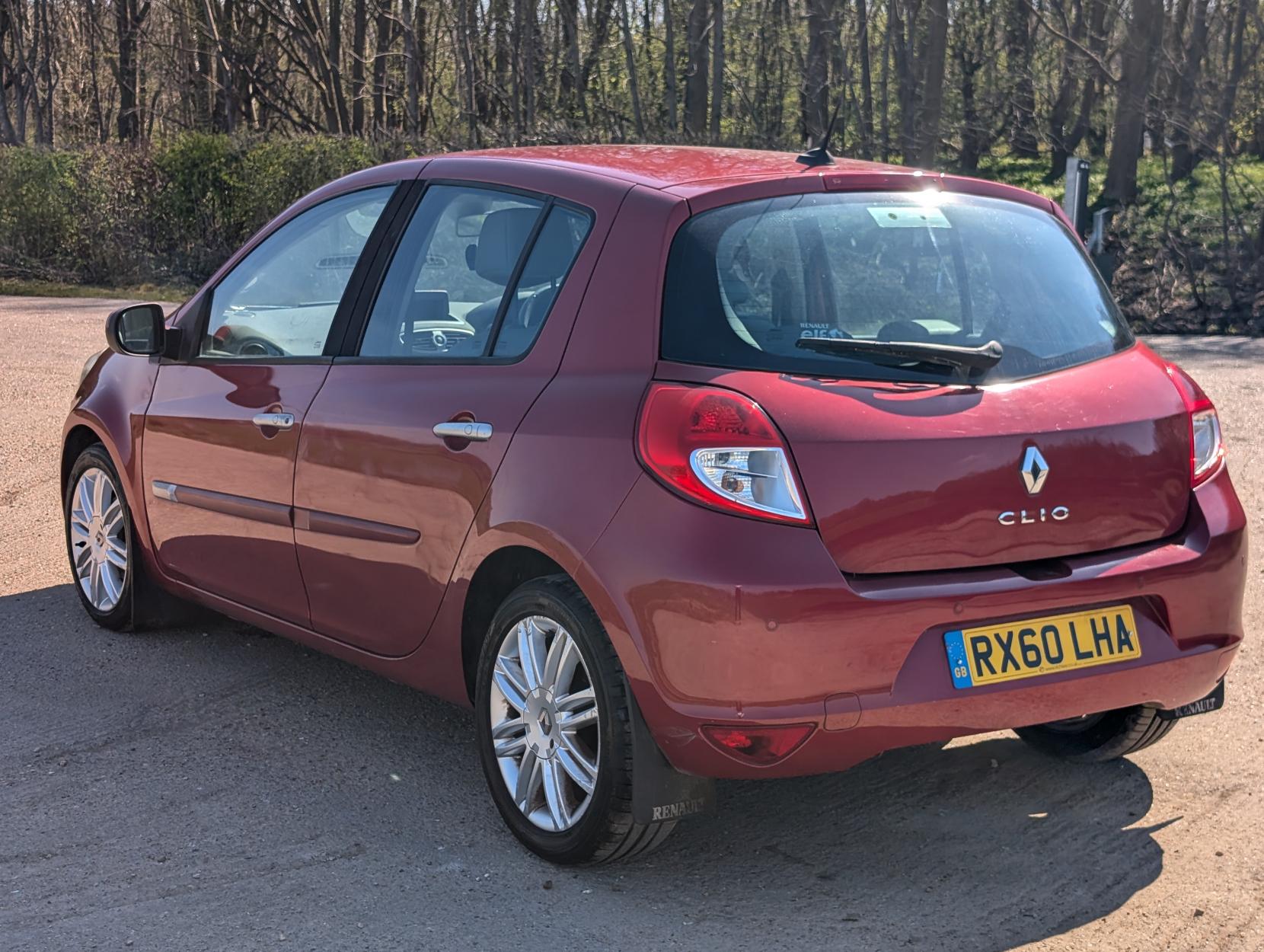Renault Clio 1.6 VVT Initiale TomTom Hatchback 5dr Petrol Auto Euro 5 (111 ps)