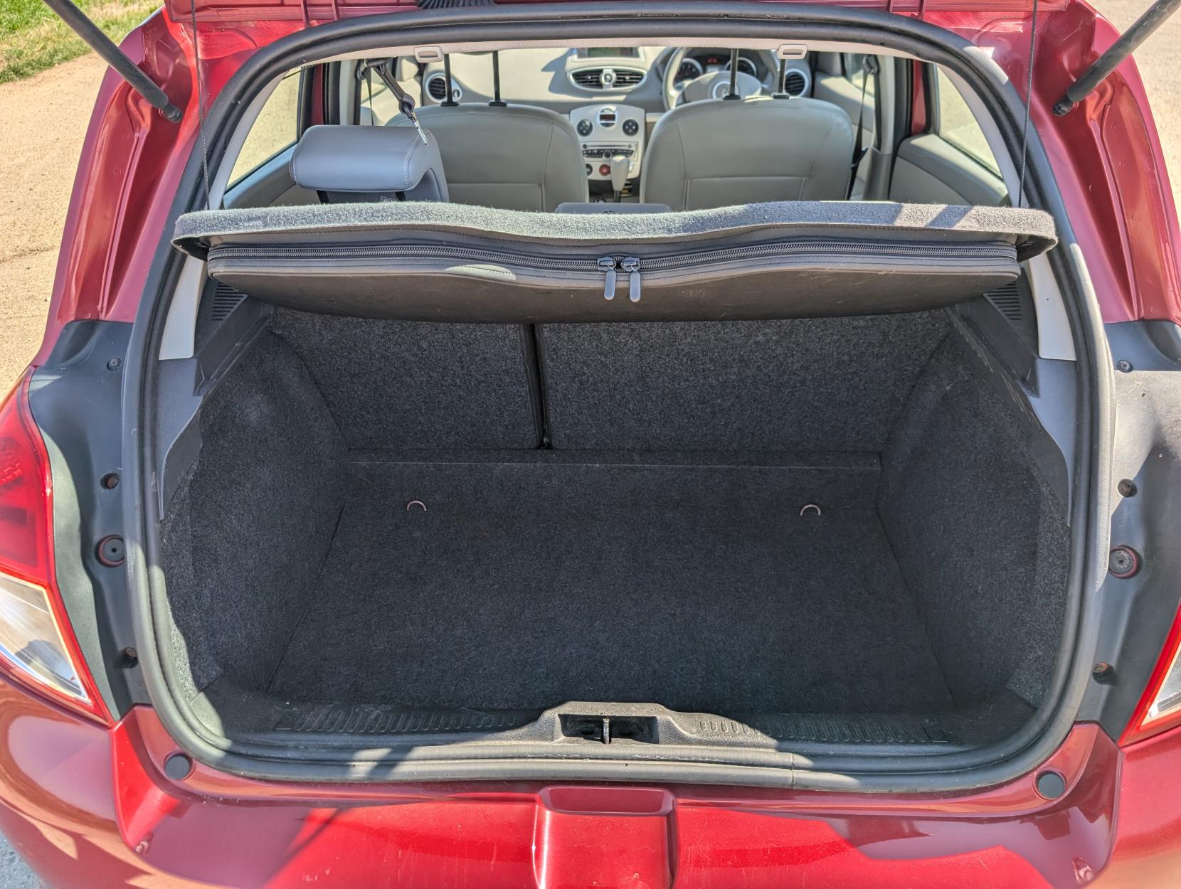 Renault Clio 1.6 VVT Initiale TomTom Hatchback 5dr Petrol Auto Euro 5 (111 ps)