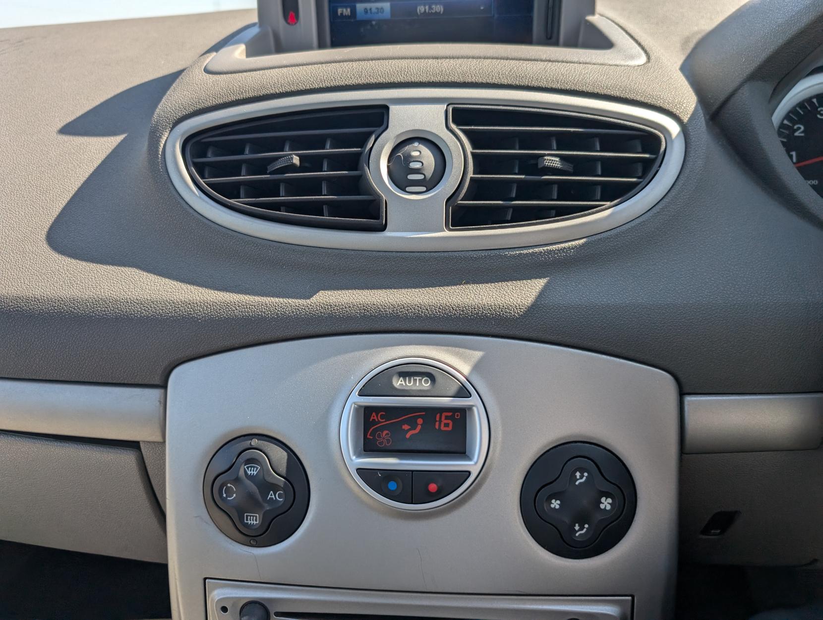 Renault Clio 1.6 VVT Initiale TomTom Hatchback 5dr Petrol Auto Euro 5 (111 ps)