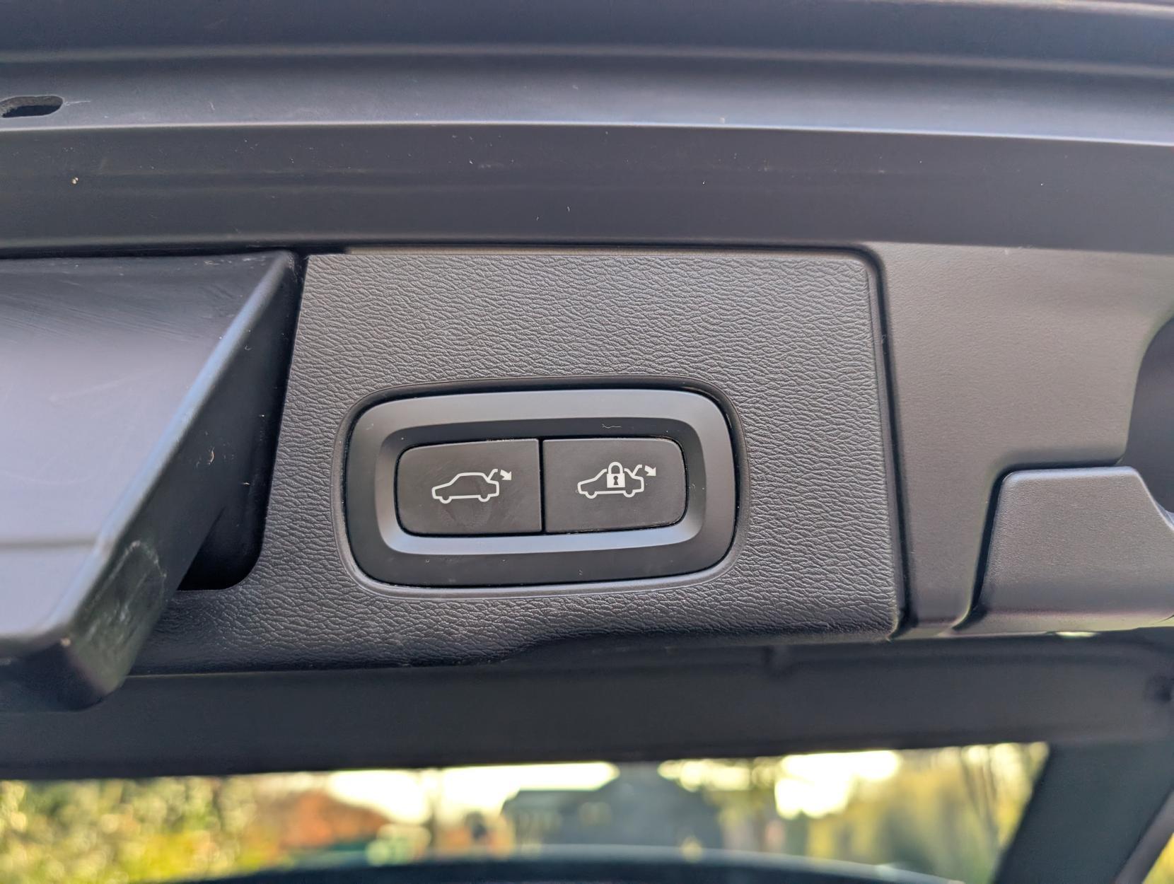 Volvo XC60 2.0h T8 Twin Engine Recharge 11.6kWh Inscription Pro SUV 5dr Petrol Plug-in Hybrid Auto AWD Euro 6 (s/s) (390 ps)