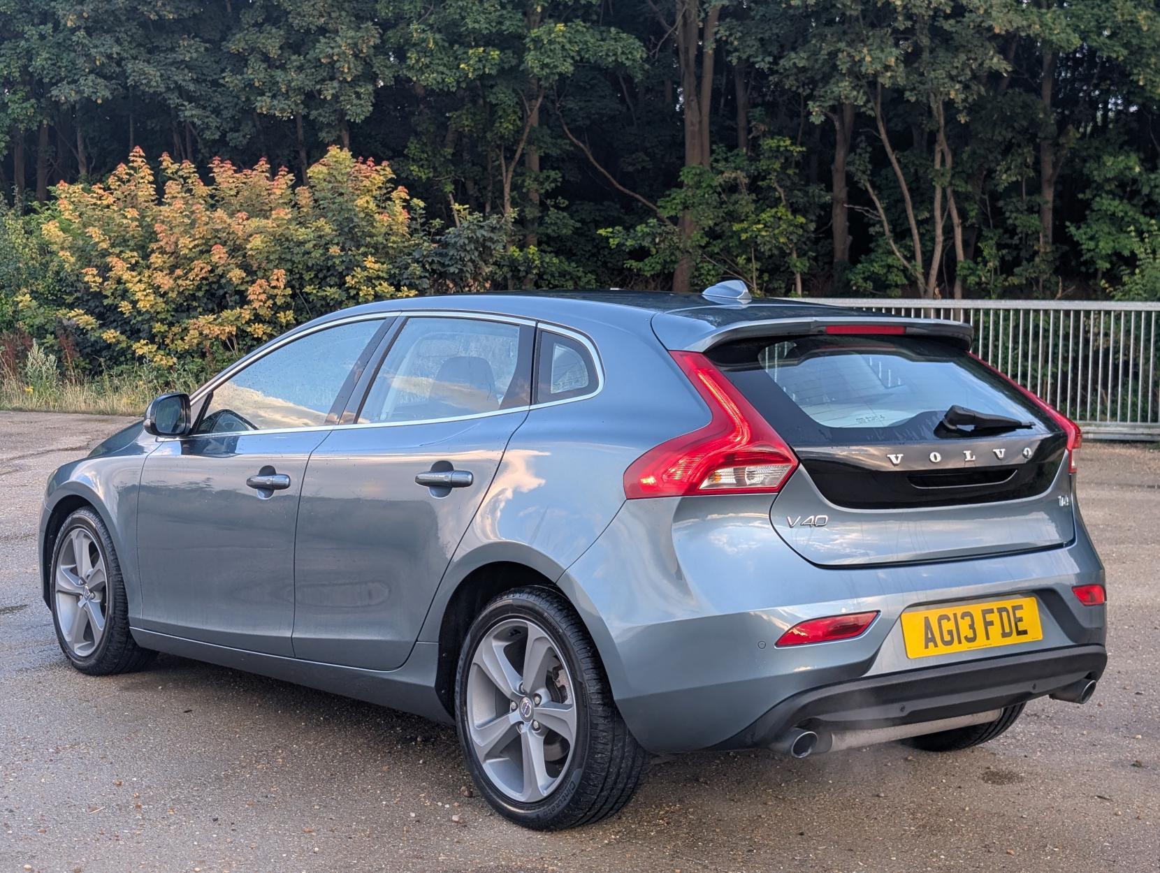 Volvo V40 1.6 T4 SE Lux Nav Hatchback 5dr Petrol Powershift Euro 5 (s/s) (180 ps)