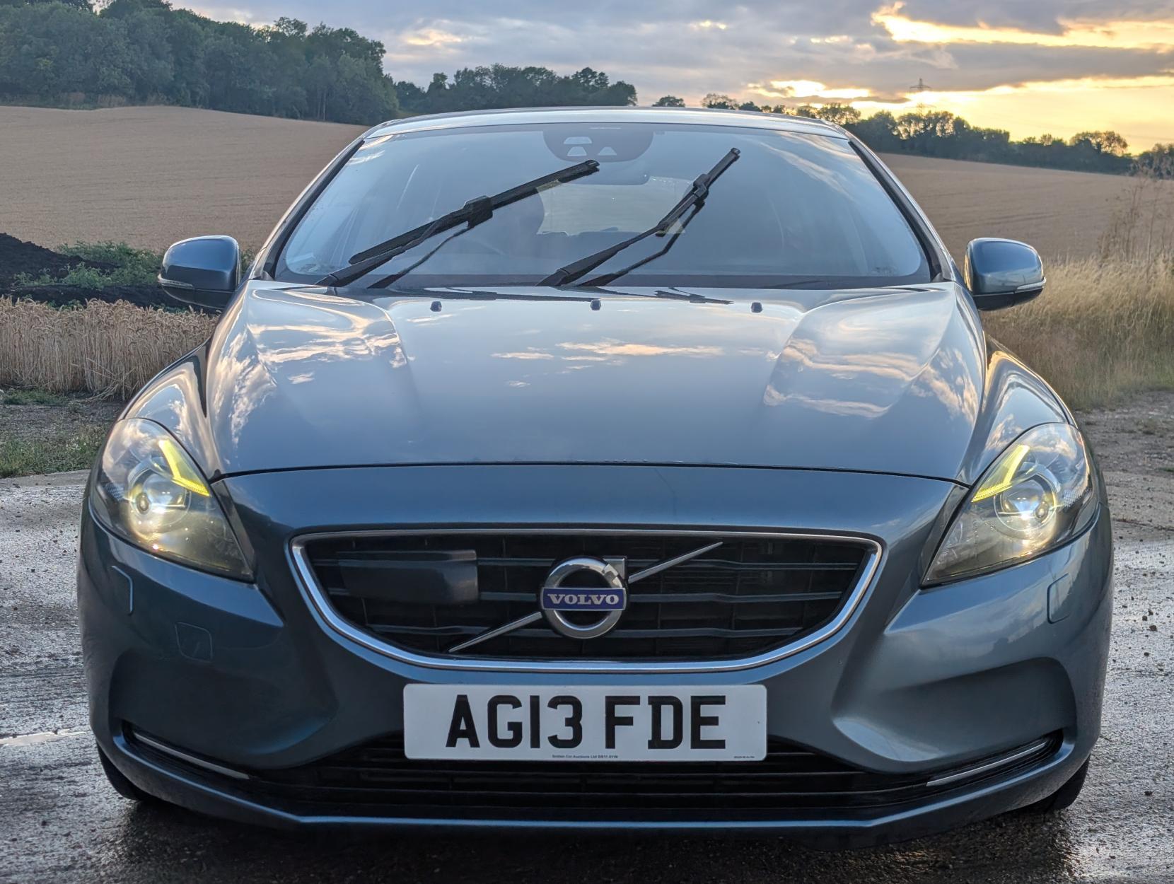 Volvo V40 1.6 T4 SE Lux Nav Hatchback 5dr Petrol Powershift Euro 5 (s/s) (180 ps)