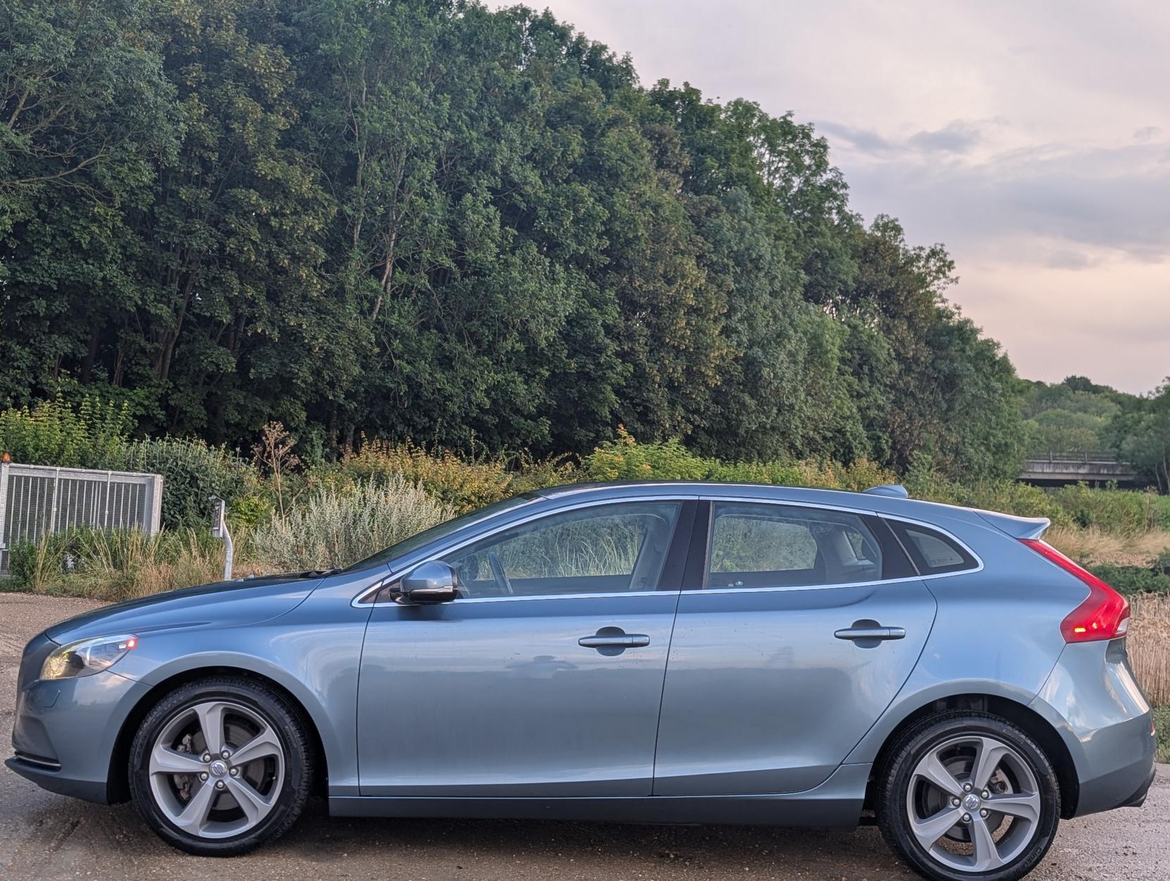 Volvo V40 1.6 T4 SE Lux Nav Hatchback 5dr Petrol Powershift Euro 5 (s/s) (180 ps)