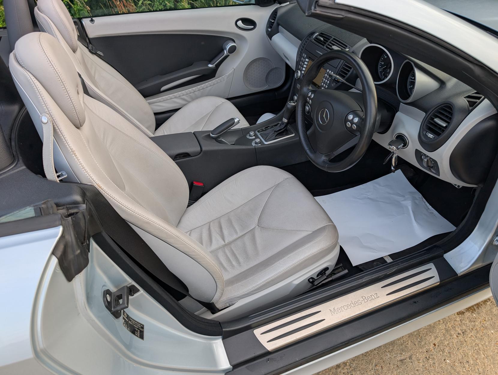 Mercedes-Benz SLK 3.5 SLK350 Convertible 2dr Petrol 7G-Tronic (242 g/km, 272 bhp)