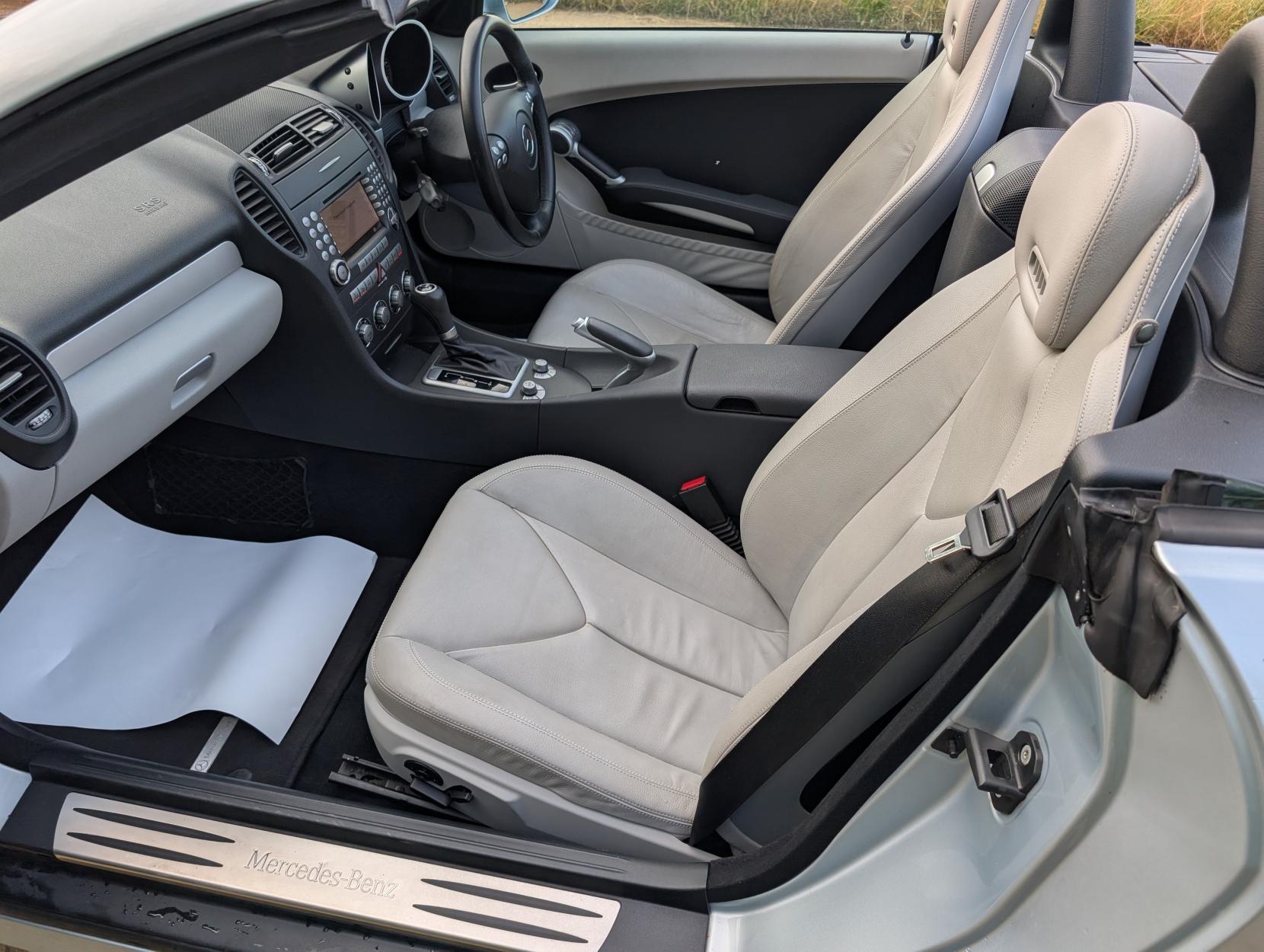 Mercedes-Benz SLK 3.5 SLK350 Convertible 2dr Petrol 7G-Tronic (242 g/km, 272 bhp)