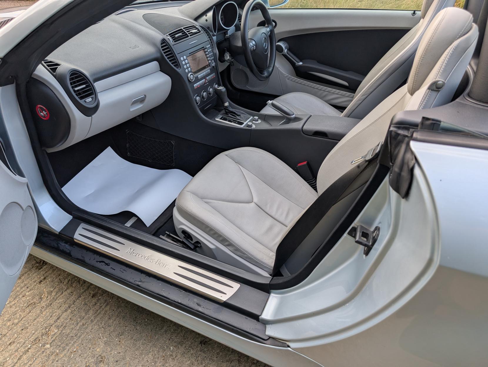 Mercedes-Benz SLK 3.5 SLK350 Convertible 2dr Petrol 7G-Tronic (242 g/km, 272 bhp)