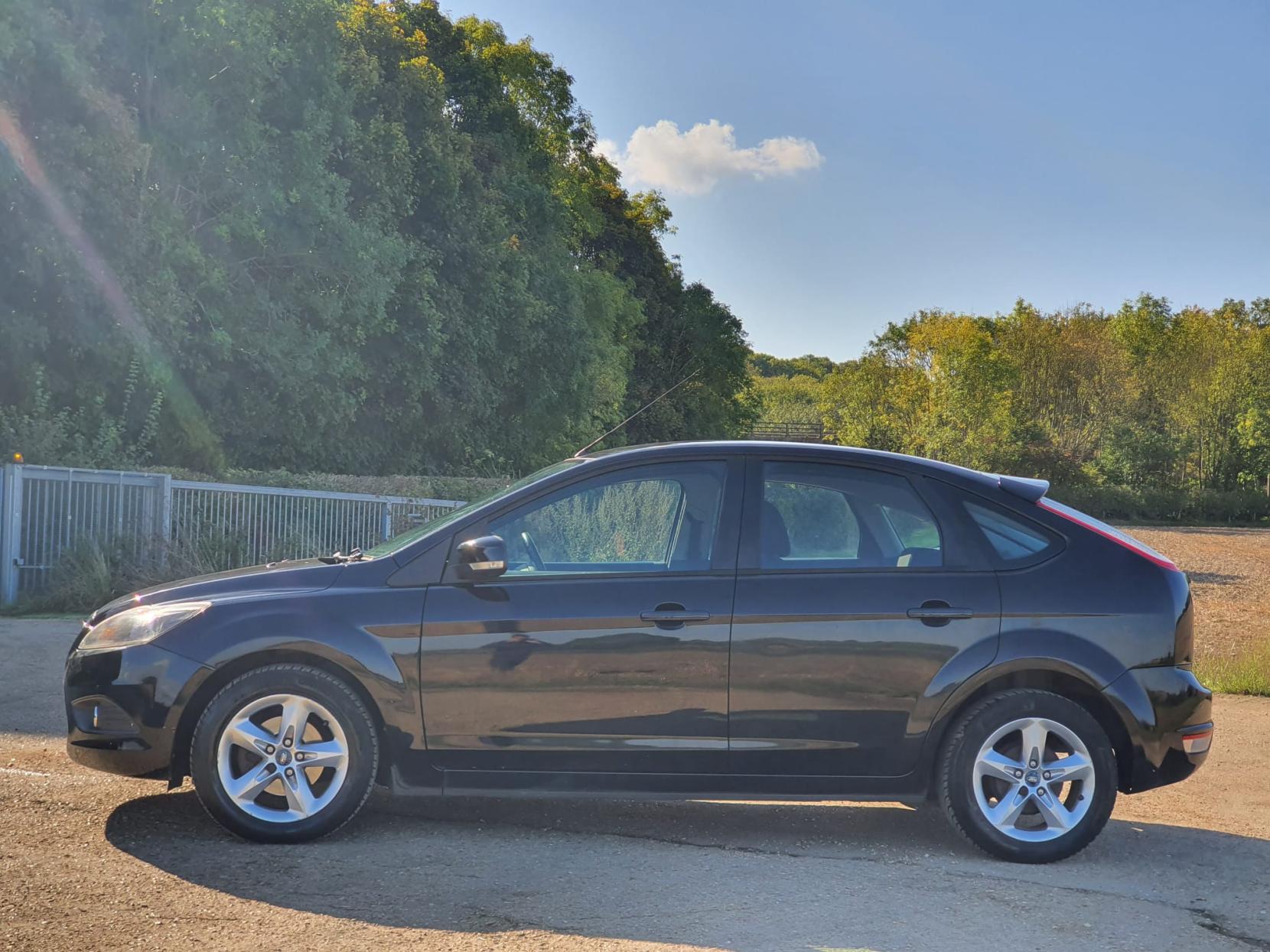 Ford Focus 1.6 Zetec Hatchback 5dr Petrol Manual (161 g/km, 99 bhp)