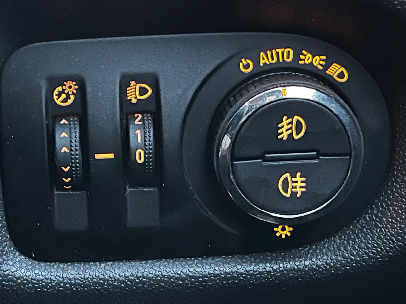 Vauxhall Corsa 1.4 16V SE Hatchback 5dr Petrol Manual Wide Ratio Euro 5 (100 ps)