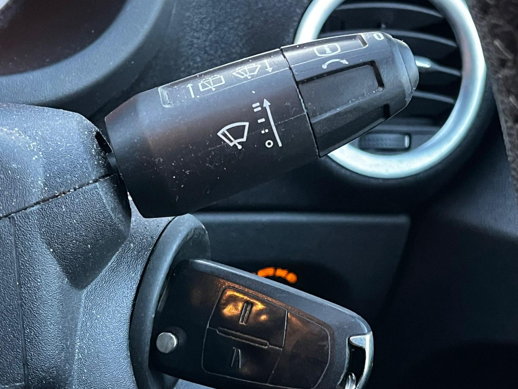 Vauxhall Corsa 1.4 16V SE Hatchback 5dr Petrol Manual Wide Ratio Euro 5 (100 ps)