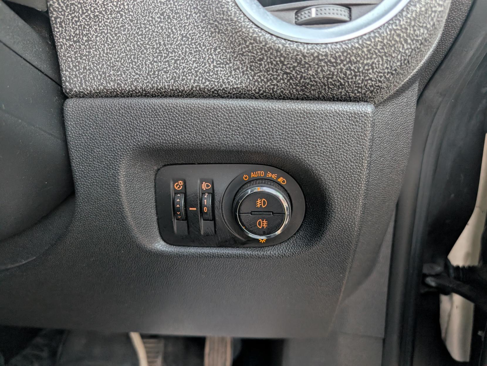 Vauxhall Corsa 1.4 16V SE Hatchback 5dr Petrol Manual Wide Ratio Euro 5 (100 ps)