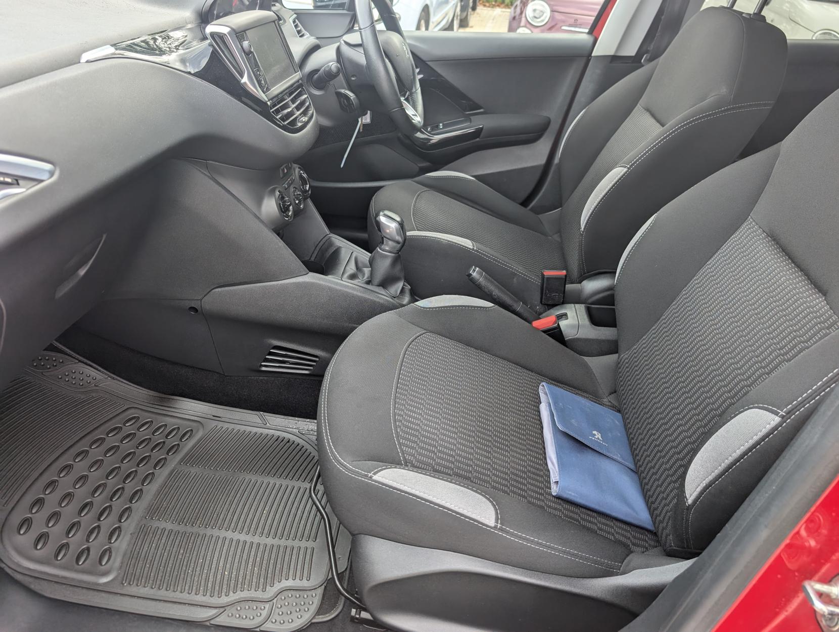 Peugeot 208 1.2 VTi PureTech Style Hatchback 5dr Petrol Manual Euro 6 (82 ps)
