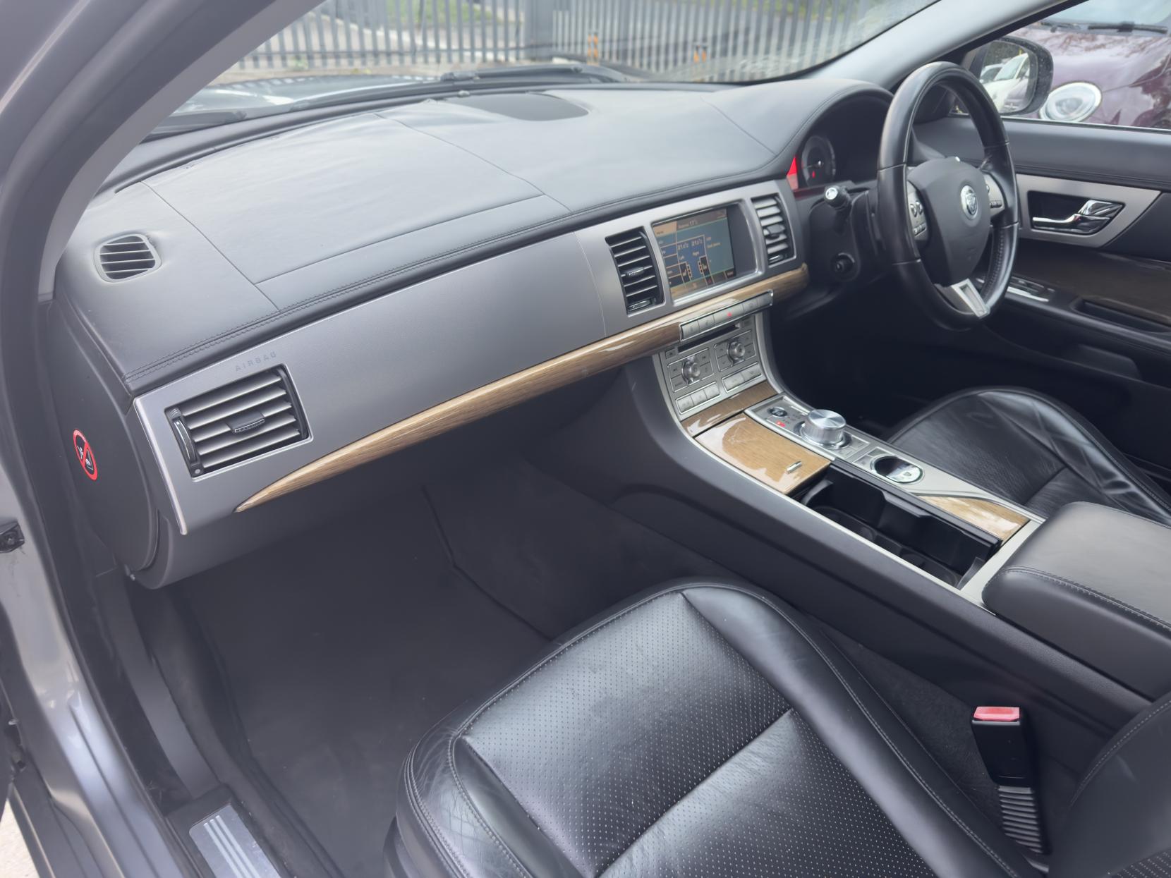 Jaguar XF 3.0d S V6 Premium Luxury Saloon 4dr Diesel Auto Euro 5 (275 ps)