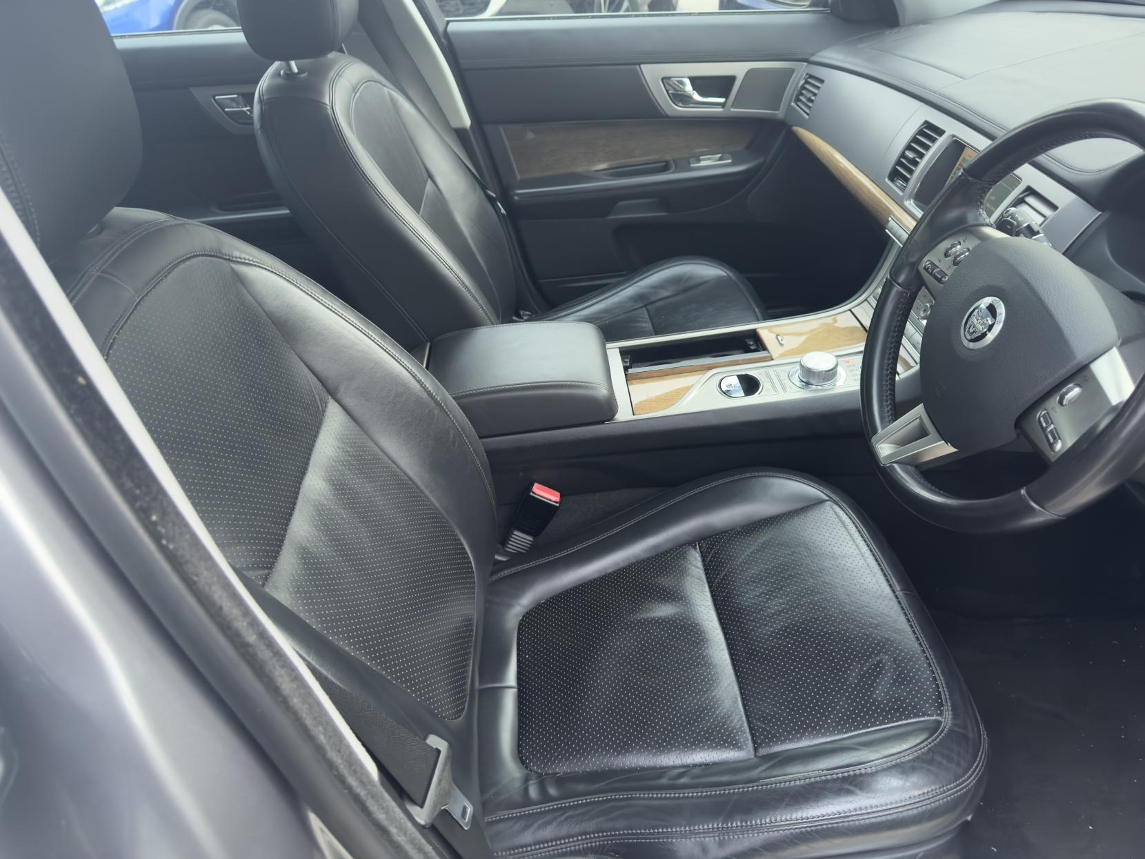 Jaguar XF 3.0d S V6 Premium Luxury Saloon 4dr Diesel Auto Euro 5 (275 ps)