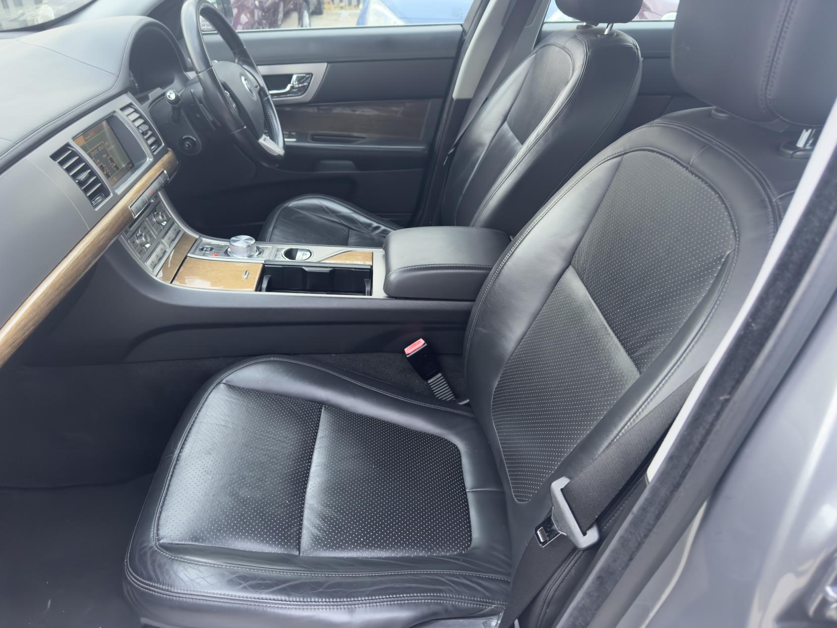 Jaguar XF 3.0d S V6 Premium Luxury Saloon 4dr Diesel Auto Euro 5 (275 ps)