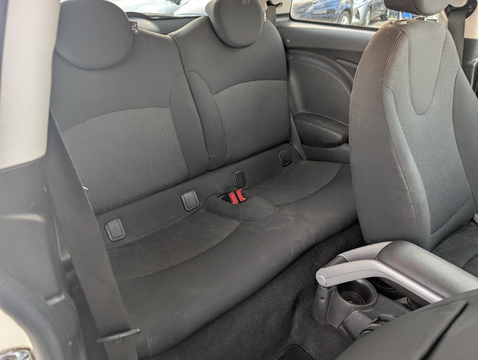 MINI Hatch 1.6 Cooper D Hatchback 3dr Diesel Manual Euro 4 (110 ps)