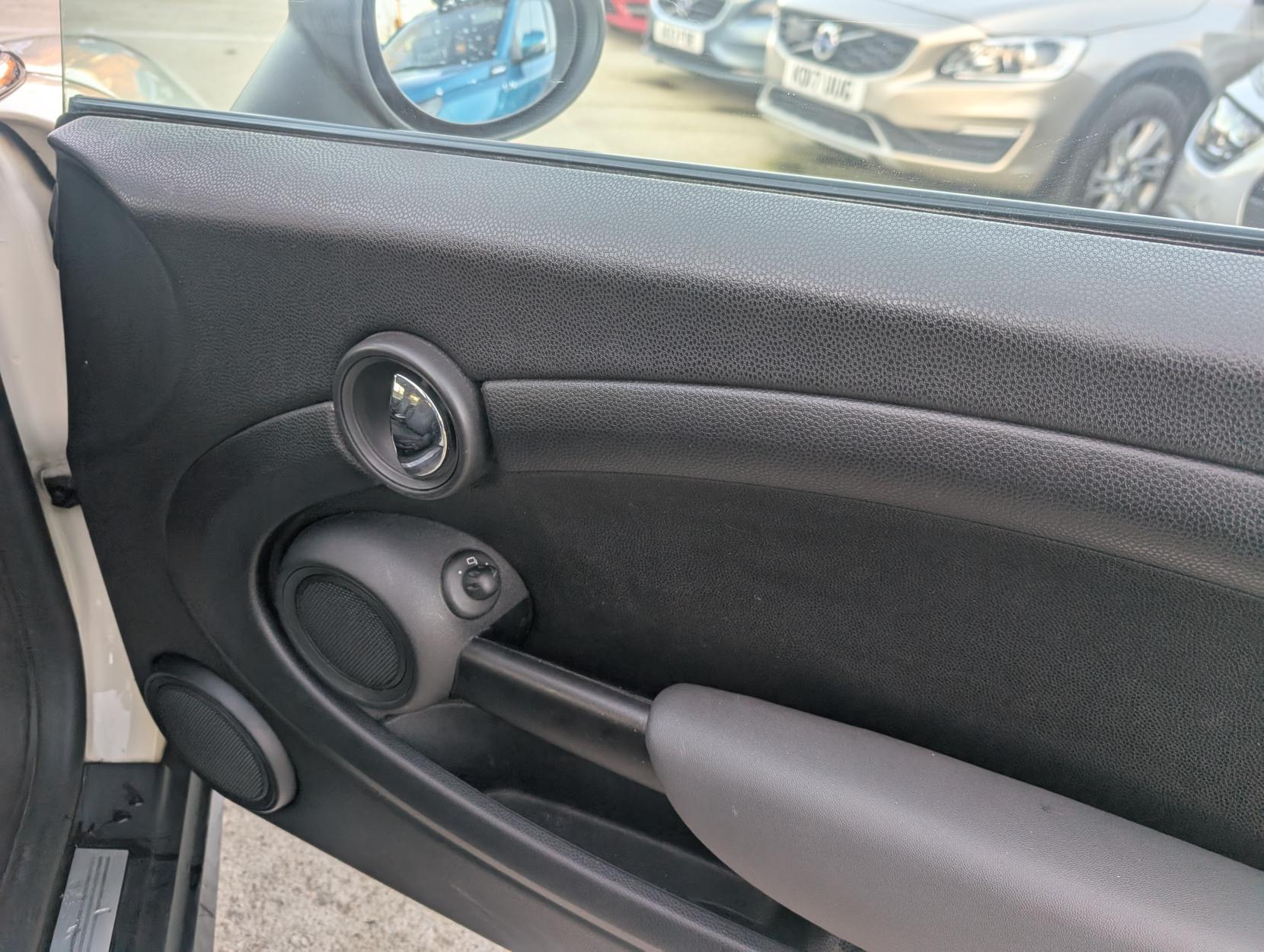 MINI Hatch 1.6 Cooper D Hatchback 3dr Diesel Manual Euro 4 (110 ps)