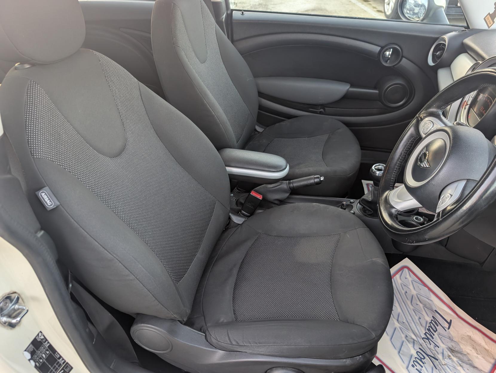 MINI Hatch 1.6 Cooper D Hatchback 3dr Diesel Manual Euro 4 (110 ps)