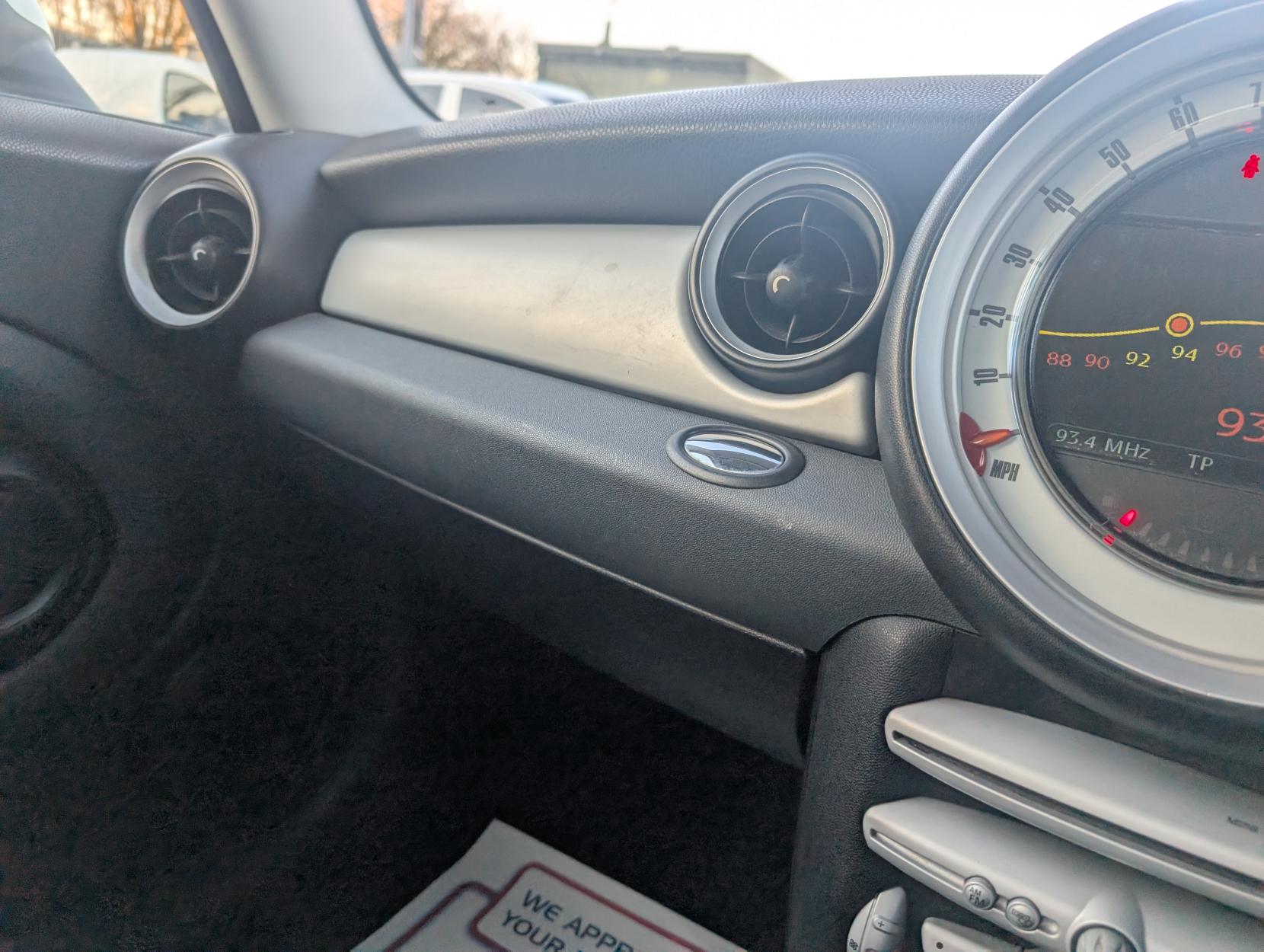 MINI Hatch 1.6 Cooper D Hatchback 3dr Diesel Manual Euro 4 (110 ps)