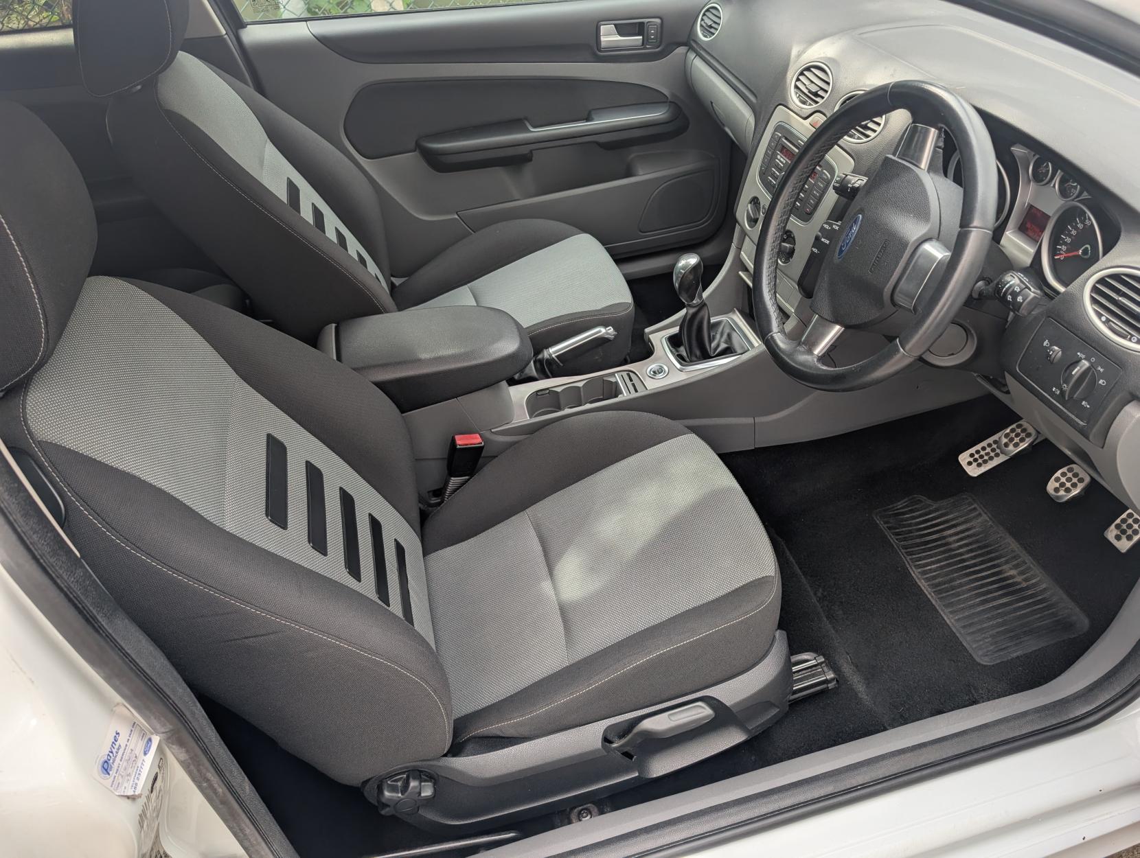 Ford Focus 1.8 Zetec S Hatchback 3dr Petrol Manual (167 g/km, 123 bhp)