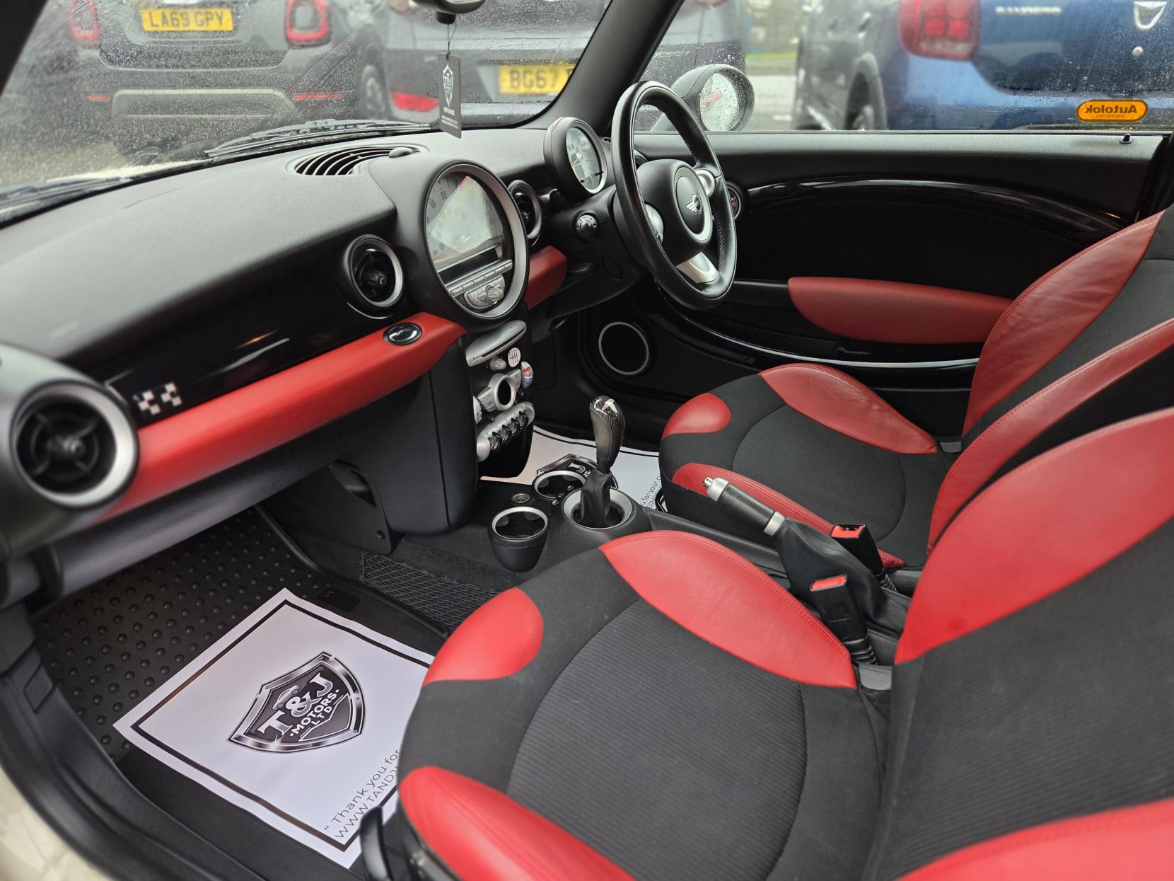 MINI Hatch 1.6 John Cooper Works Hatchback 3dr Petrol Manual Euro 4 (211 ps)