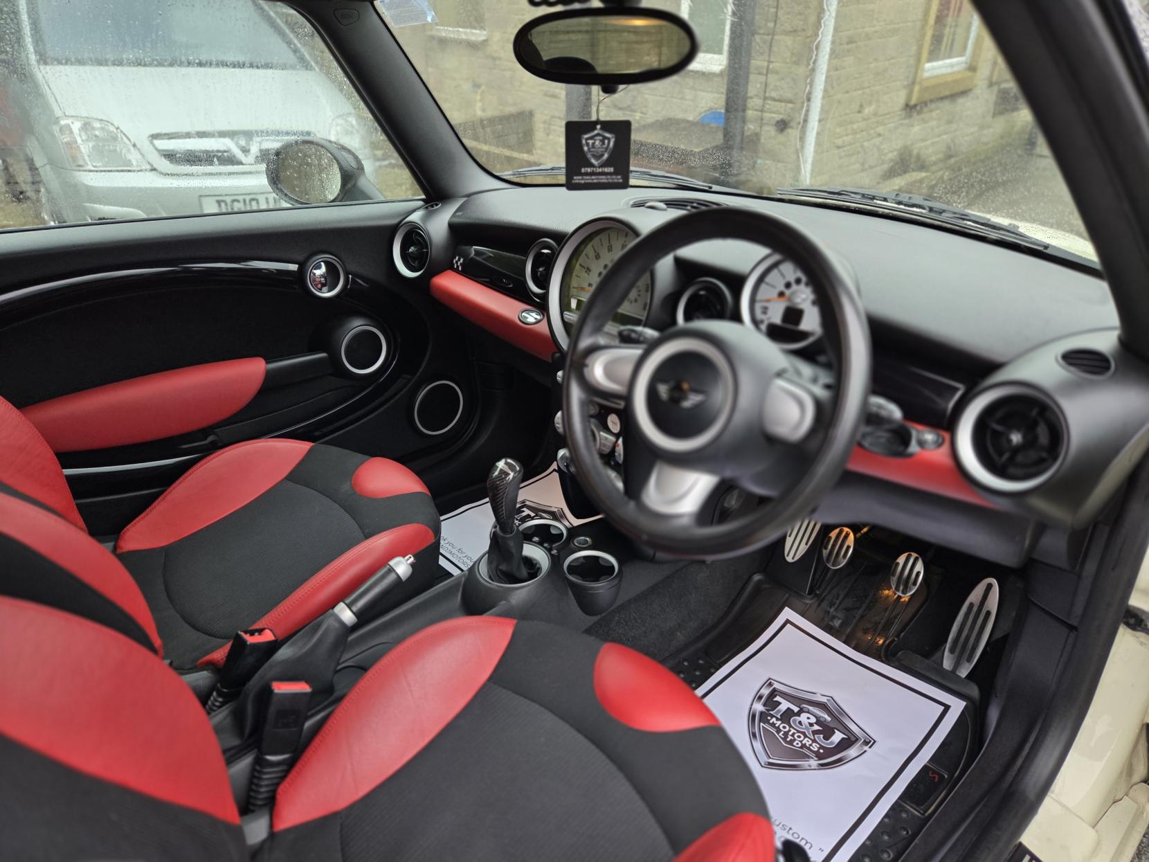 MINI Hatch 1.6 John Cooper Works Hatchback 3dr Petrol Manual Euro 4 (211 ps)