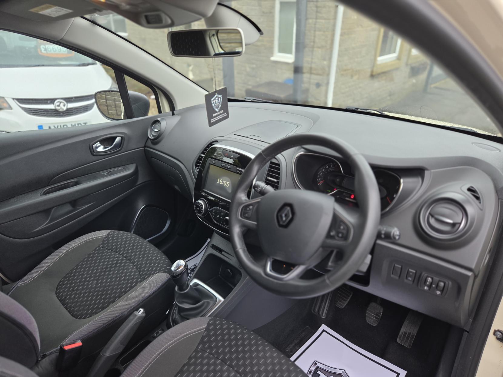 Renault Captur 0.9 TCe ENERGY Dynamique Nav SUV 5dr Petrol Manual Euro 6 (s/s) (90 ps)