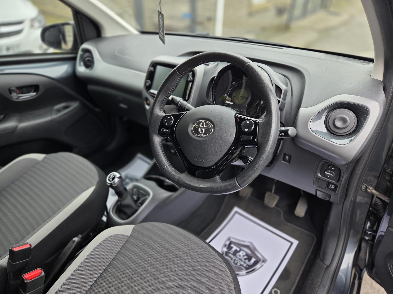 Toyota AYGO 1.0 VVT-i x-play Hatchback 5dr Petrol Manual Euro 6 (71 ps)