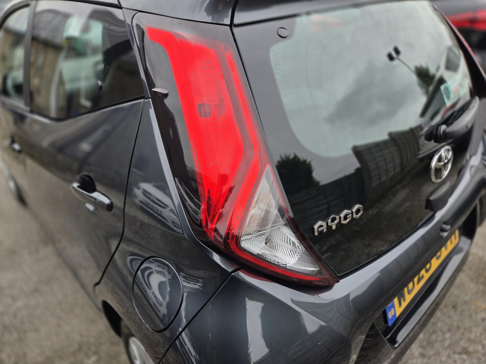 Toyota AYGO 1.0 VVT-i x-play Hatchback 5dr Petrol Manual Euro 6 (71 ps)