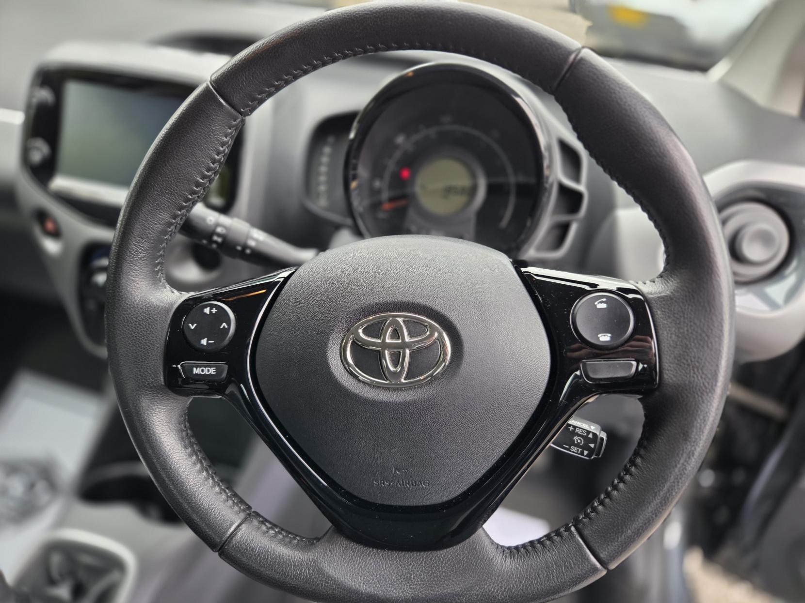 Toyota AYGO 1.0 VVT-i x-play Hatchback 5dr Petrol Manual Euro 6 (71 ps)