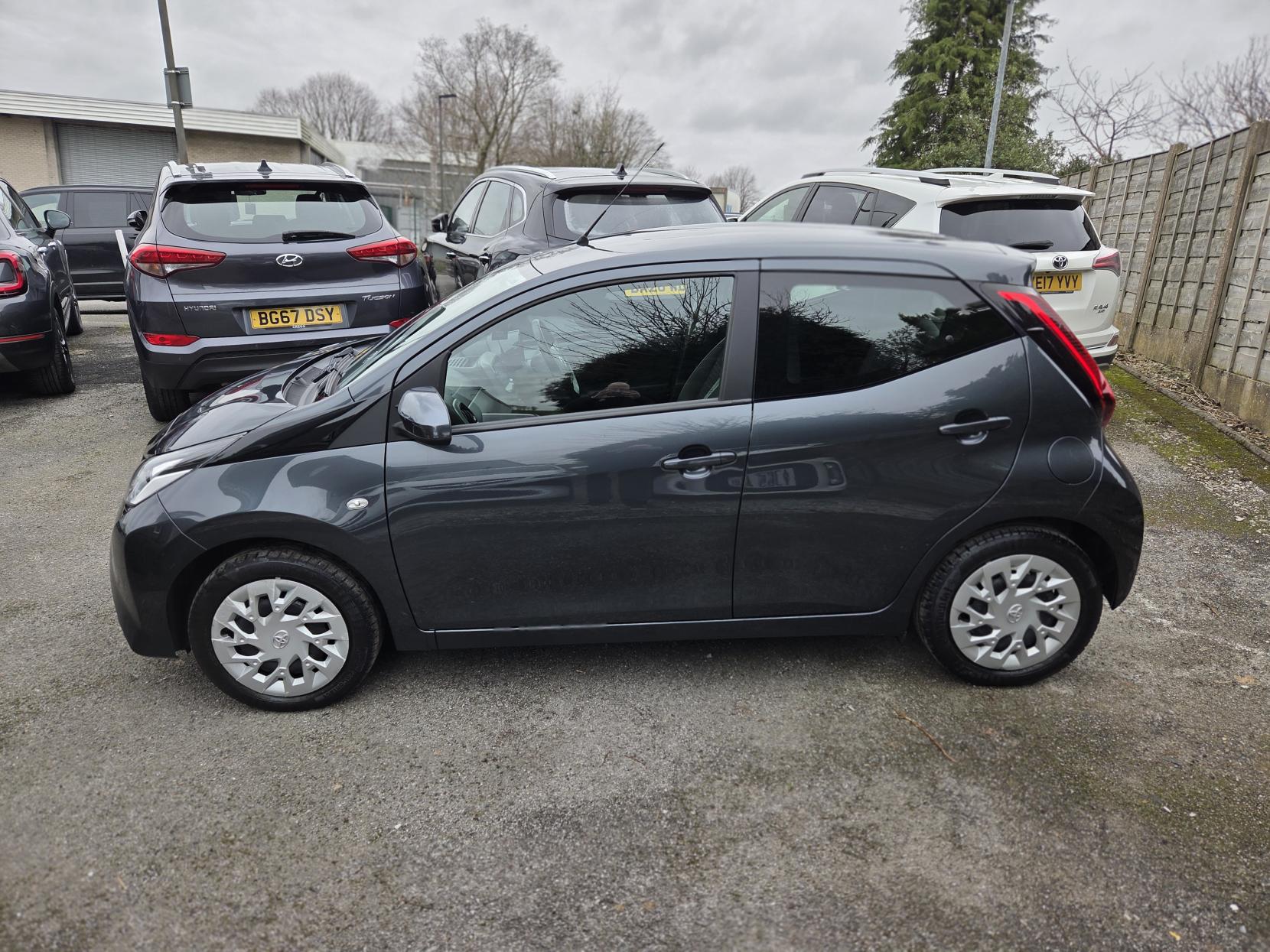 Toyota AYGO 1.0 VVT-i x-play Hatchback 5dr Petrol Manual Euro 6 (71 ps)