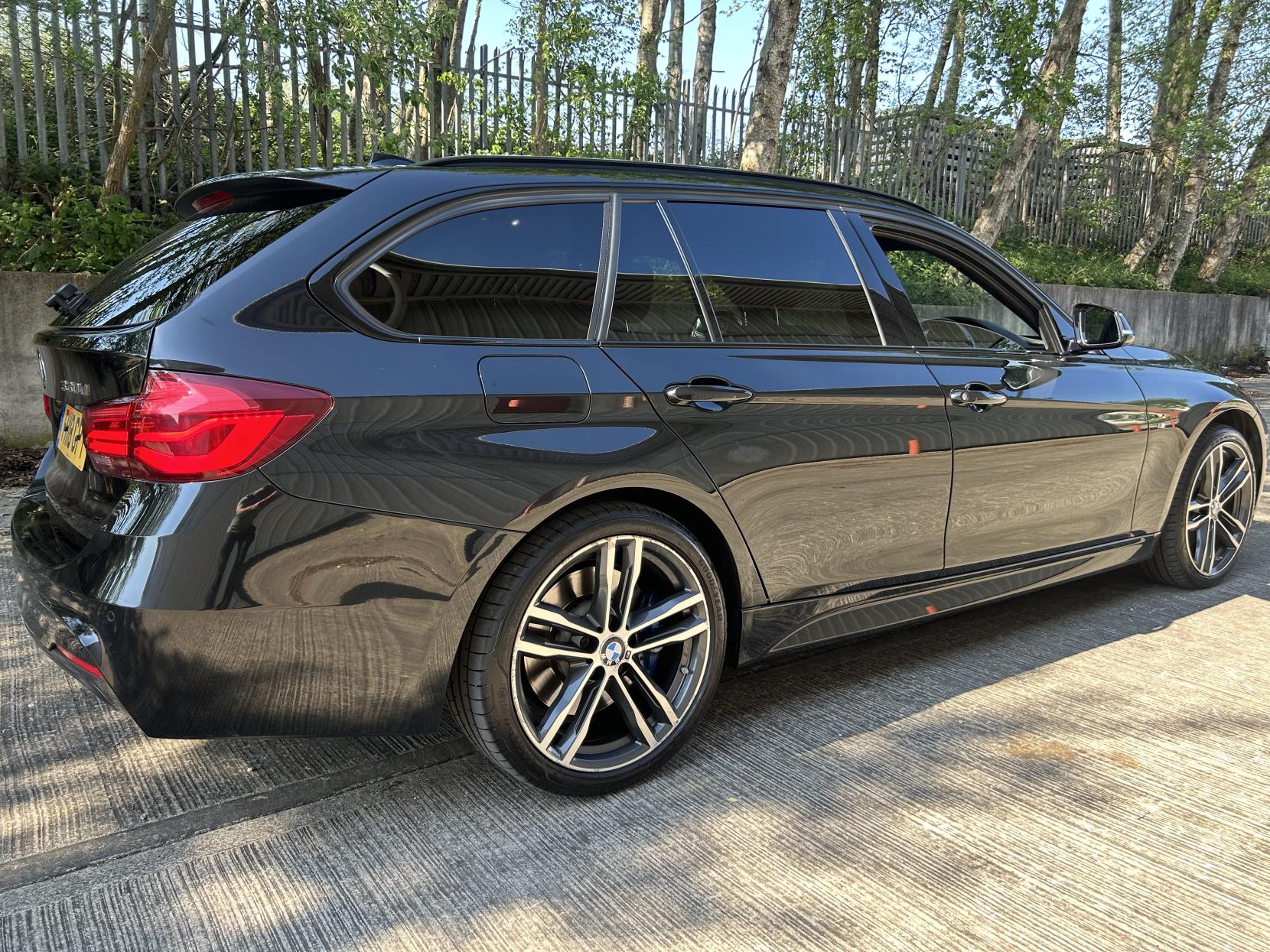 BMW 3 Series 3.0 330d M Sport Shadow Edition Touring 5dr Diesel Auto xDrive Euro 6 (s/s) (258 ps)