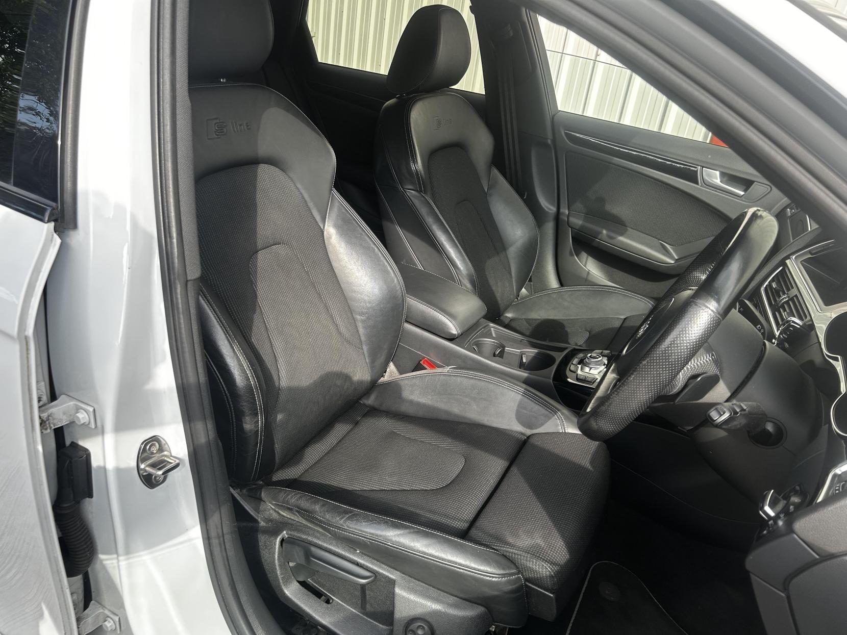 Audi A4 Avant 2.0 TDI Black Edition Estate 5dr Diesel Multitronic Euro 5 (s/s) (150 ps)