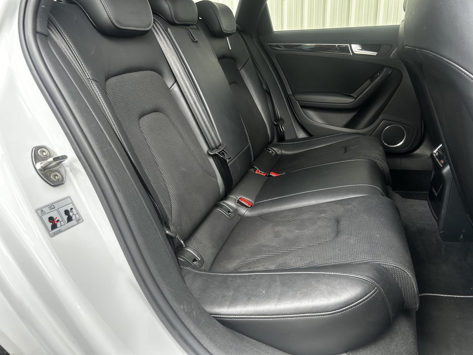 Audi A4 Avant 2.0 TDI Black Edition Estate 5dr Diesel Multitronic Euro 5 (s/s) (150 ps)