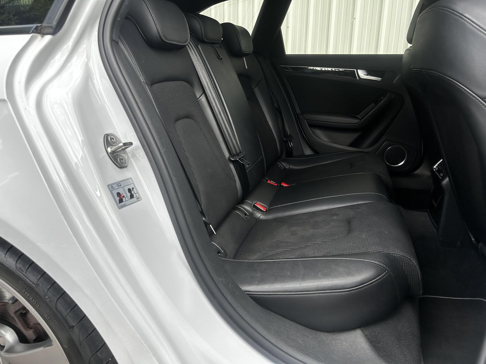 Audi A4 Avant 2.0 TDI Black Edition Estate 5dr Diesel Multitronic Euro 5 (s/s) (150 ps)