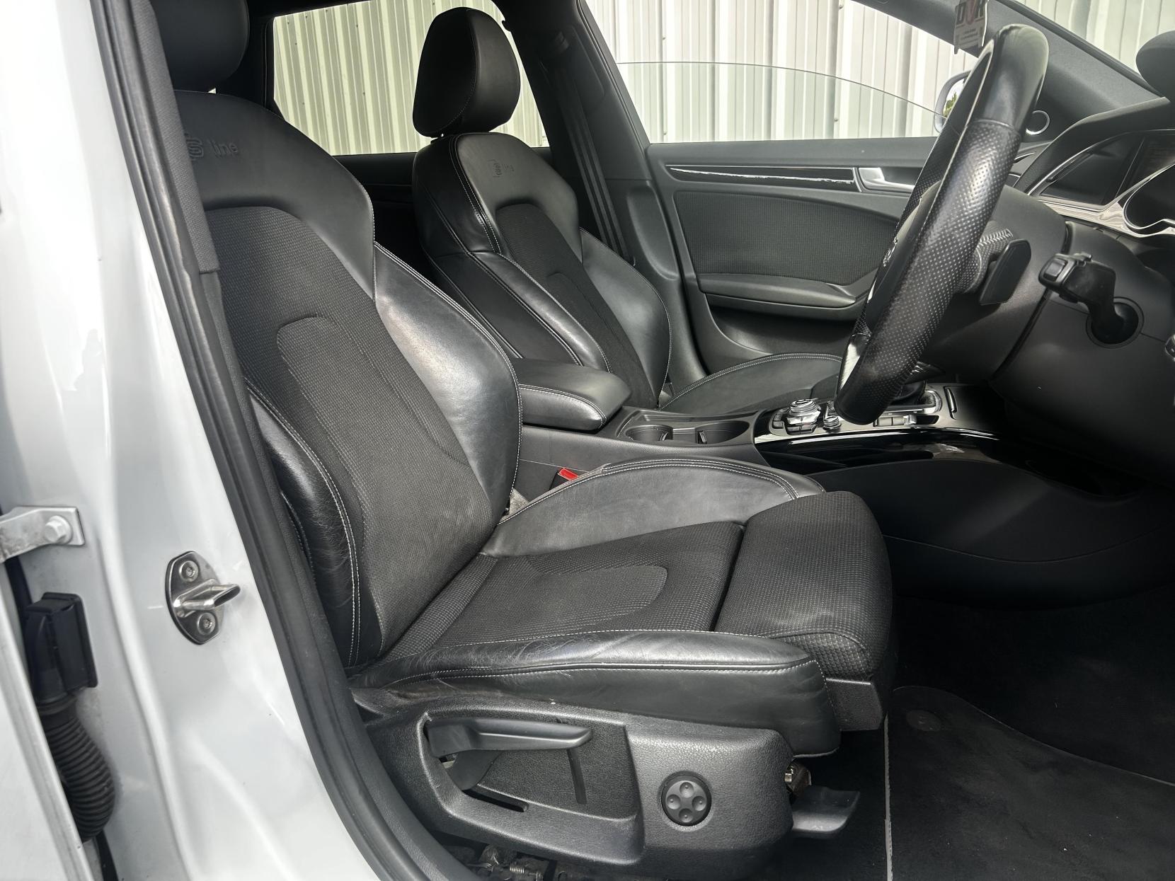 Audi A4 Avant 2.0 TDI Black Edition Estate 5dr Diesel Multitronic Euro 5 (s/s) (150 ps)