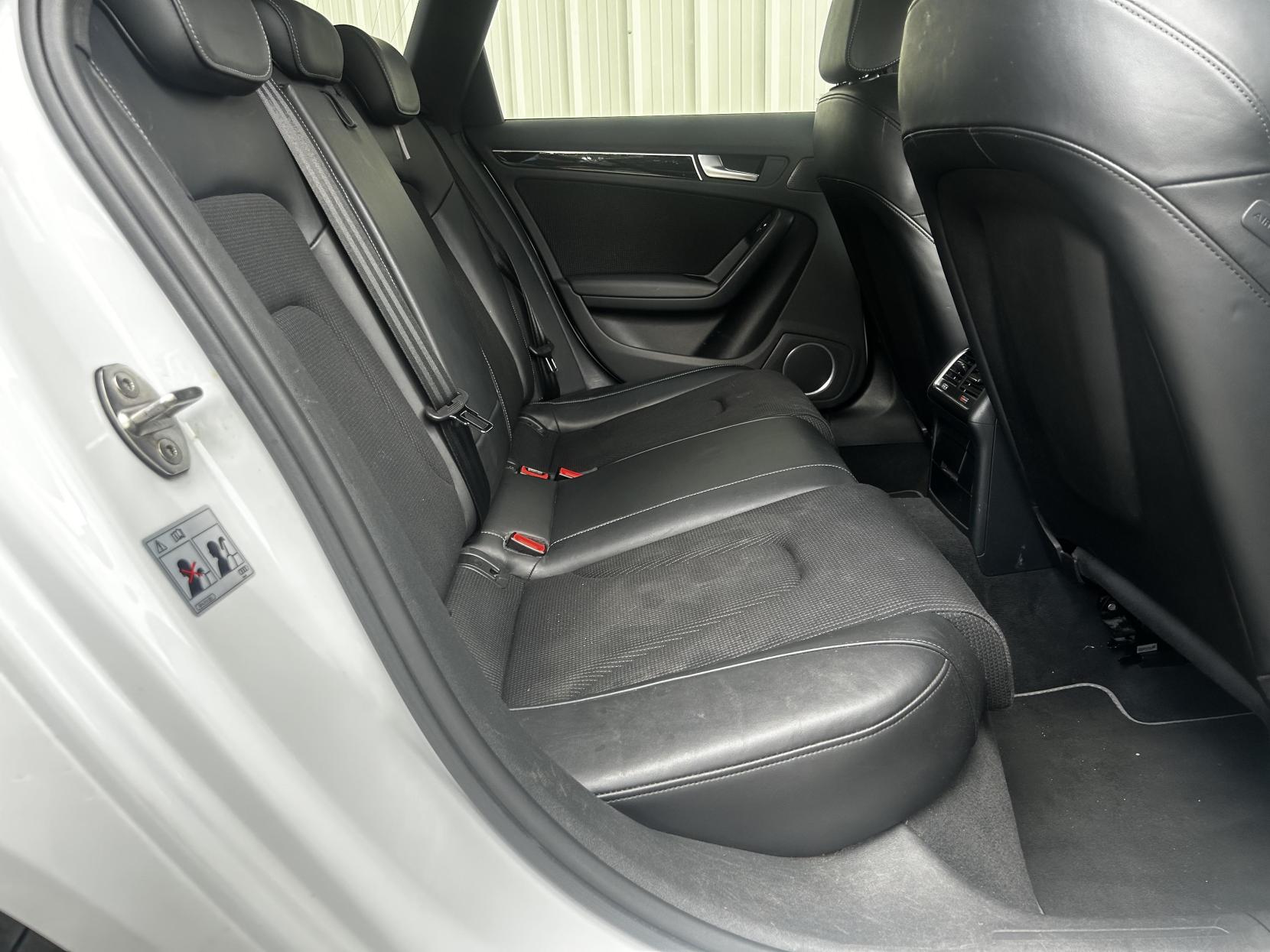 Audi A4 Avant 2.0 TDI Black Edition Estate 5dr Diesel Multitronic Euro 5 (s/s) (150 ps)