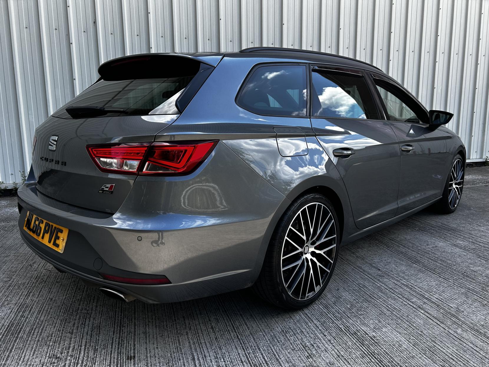 SEAT Leon 2.0 TSI Cupra 290 Black Sport Tourer 5dr Petrol DSG Euro 6 (s/s) (290 ps)