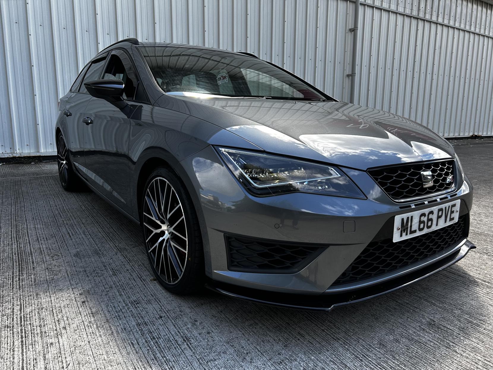 SEAT Leon 2.0 TSI Cupra 290 Black Sport Tourer 5dr Petrol DSG Euro 6 (s/s) (290 ps)